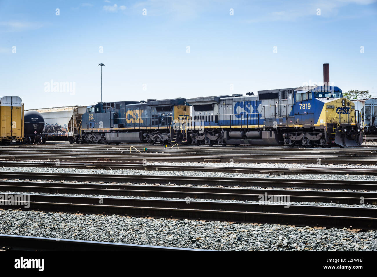 La CSX locomotives GE AC44-CW No 255 et GE C40-8W-6 No 7819, Curtis Bay Yard, Baltimore, MD Banque D'Images