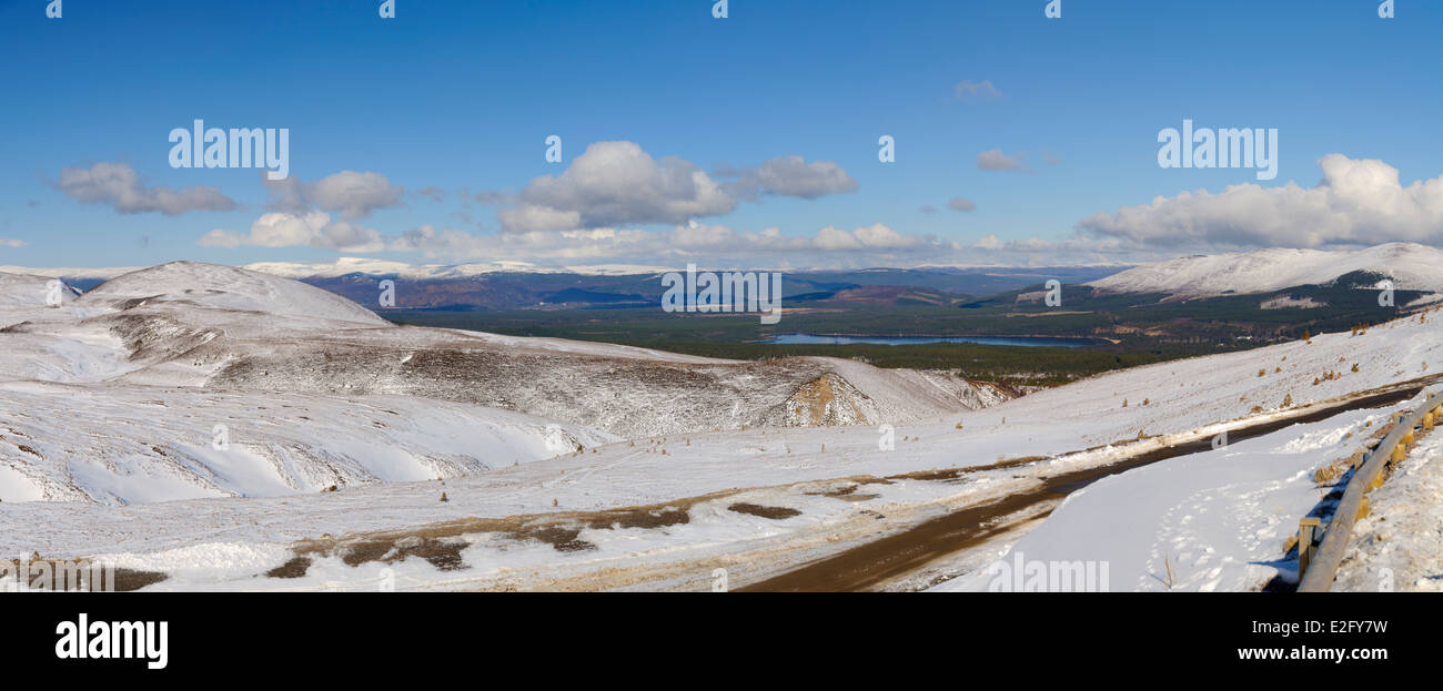 Une vue sur le Loch Morlich avec Aviemore et les montagnes Monadhliath dans la distance, vu d'un cairn Gorms couverte de neige Banque D'Images