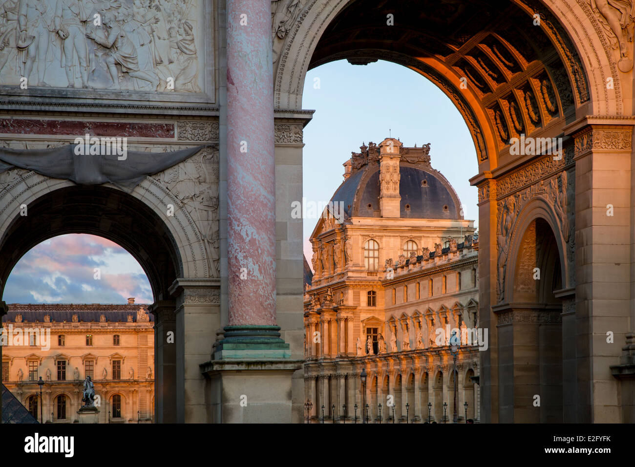 La lumière du soleil sur le réglage de l'Arc de triomphe du Carrousel et Musée du Louvre, Paris France Banque D'Images