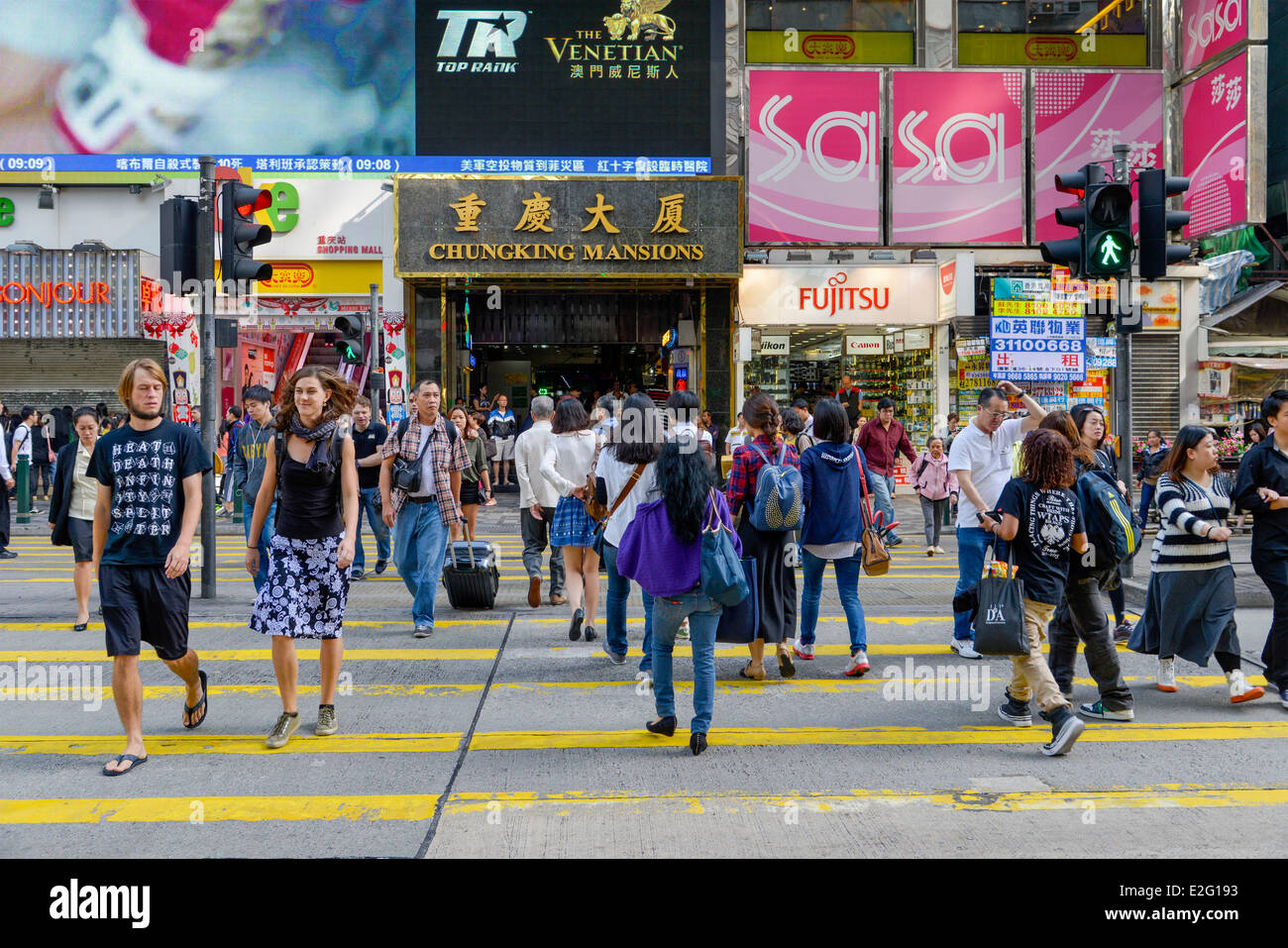 Chine Hong Kong Kowloon Hankon District Road aller et venir de piétons traversant une rue sur un passage protégé Banque D'Images