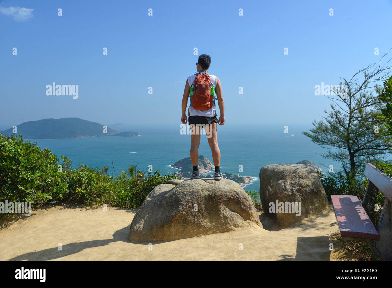 Chine Hong Kong Hong Kong Island Bay de l'eau claire du sentier de randonnée le Dragon Retour walker qui envisagent un panorama Banque D'Images