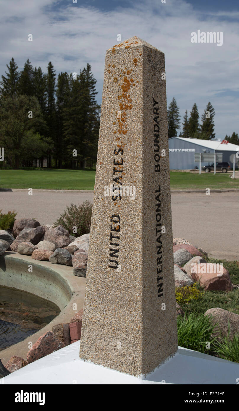 Une borne frontière sur la frontière du Canada et des États-Unis au Jardin international de la paix, entre le Dakota du Nord et le Manitoba. Banque D'Images