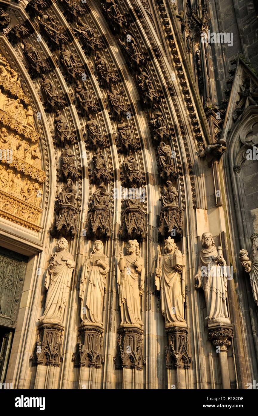 Allemagne Rhénanie du Nord-Westphalie Cologne La cathédrale de Cologne, classée au Patrimoine Mondial de l'UNESCO porte d'entrée détail Banque D'Images