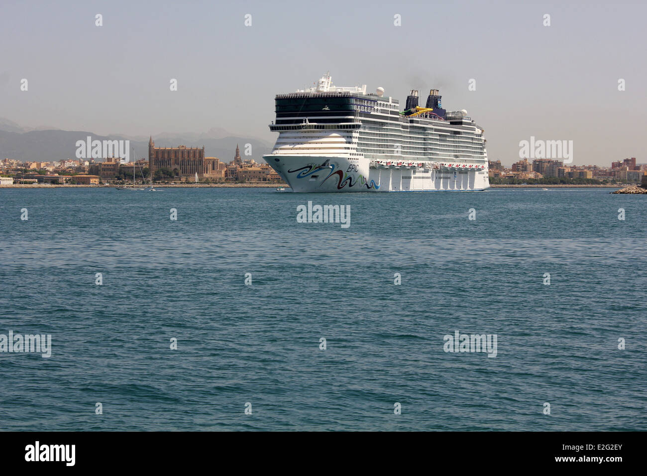 Norwegian Cruise Line (NCL) navire de croisière Norwegian Epic" (325 m) - l'entrée au port passé historique cathédrale gothique de Palma Banque D'Images