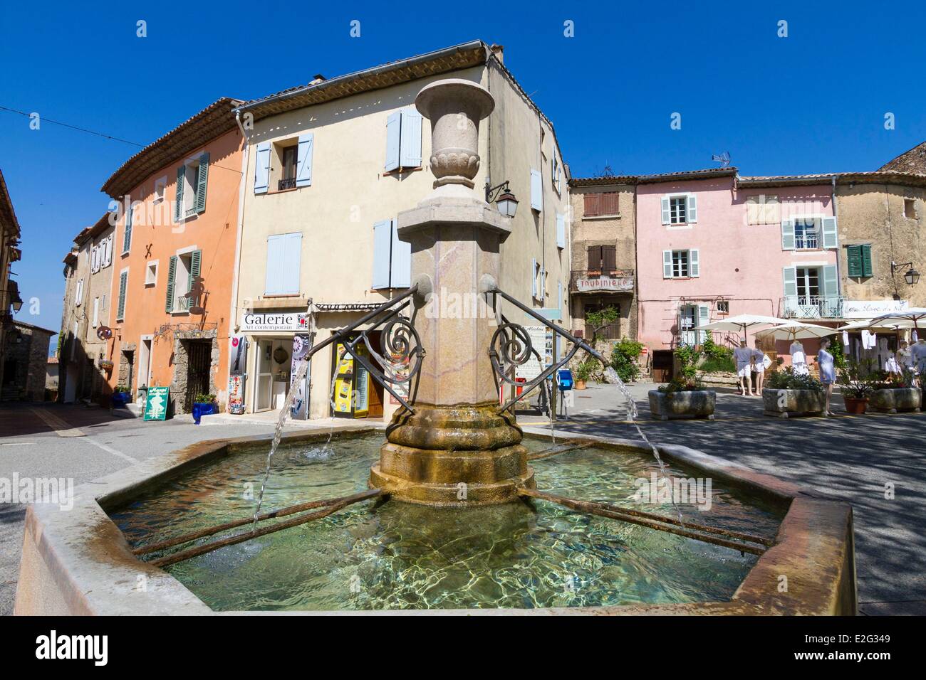 France Var Tourtour village dans le ciel étiqueté Les Plus Beaux Villages de France ( Les Plus Beaux Villages de France) Banque D'Images