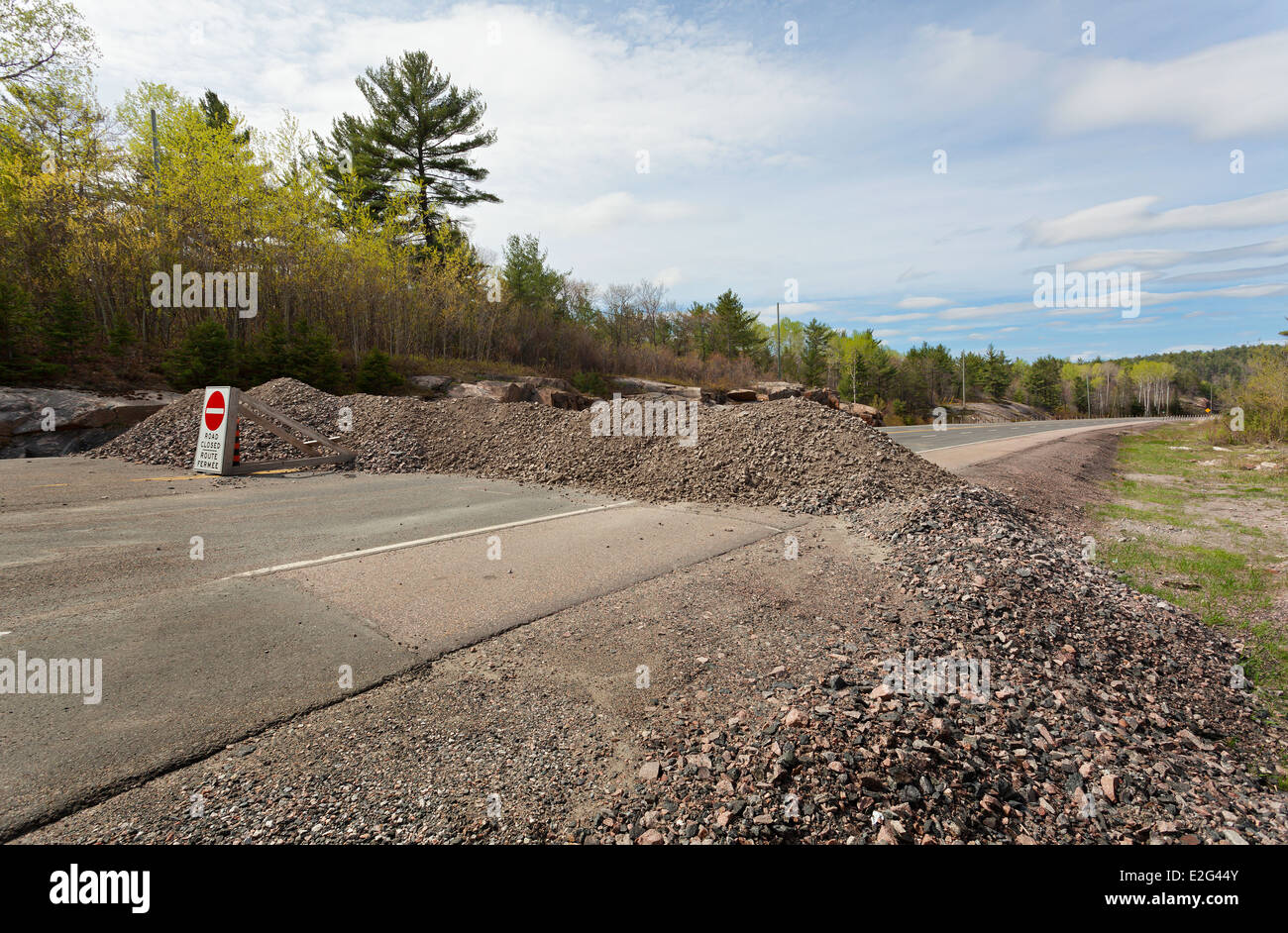 Une fermeture de route temporaire sur Murdock, chemin River dans le Nord de l'Ontario au sud de Sudbury, au Canada. Banque D'Images