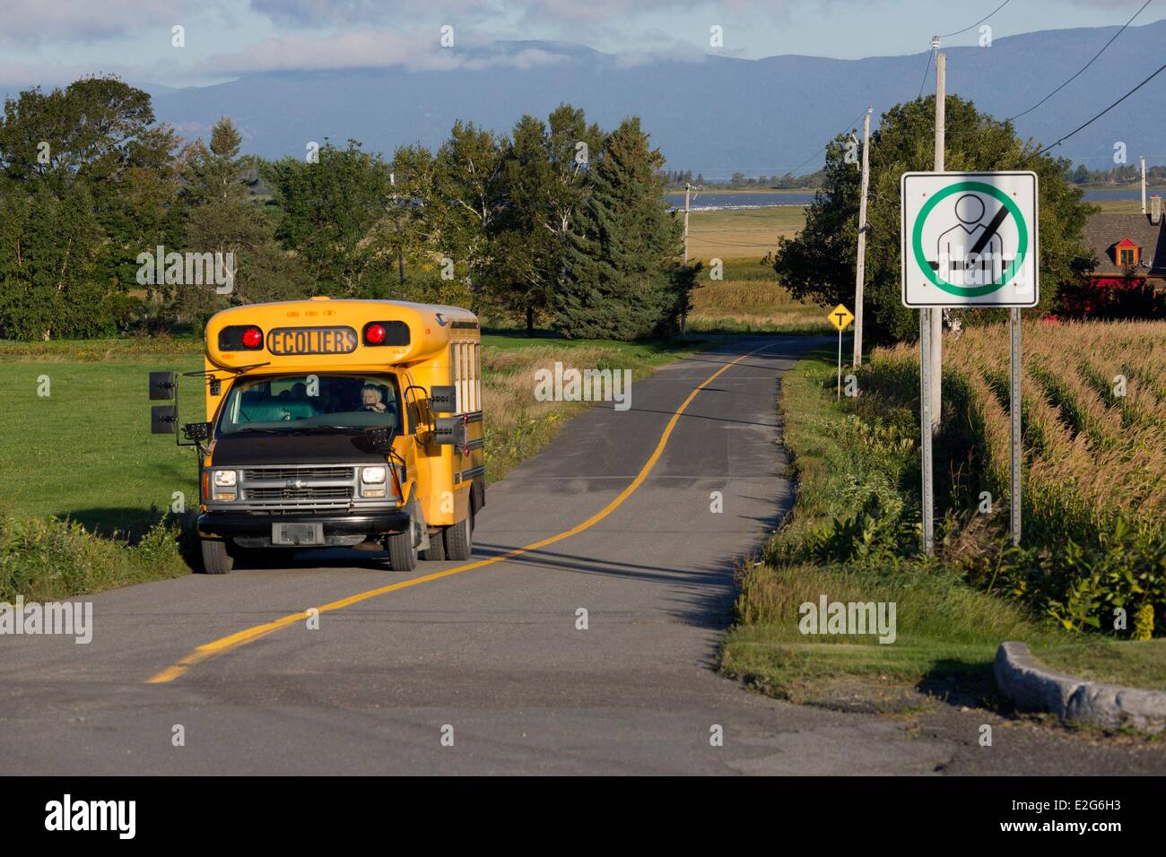 Canada province de Québec région de Chaudière-Appalaches L'Isle-aux-Grues school bus en route vers l'aéroport Banque D'Images