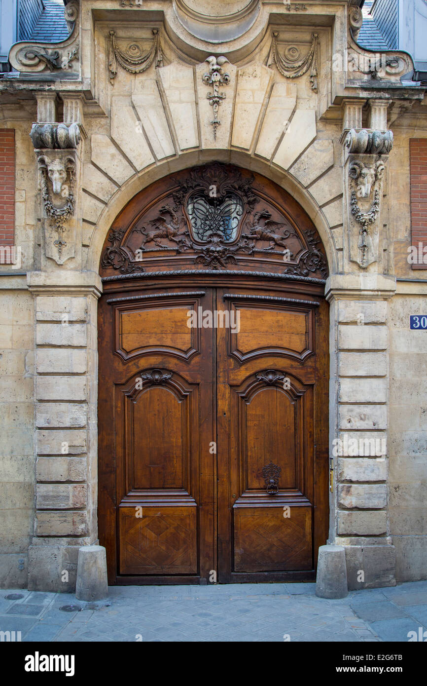Portes en bois orné dans le quartier du Marais, Paris France Banque D'Images