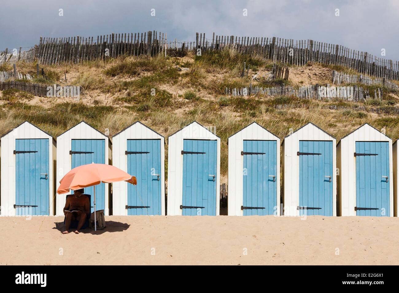 France Vendee Saint Gilles Croix de Vie parasol et cabines de plage Banque D'Images