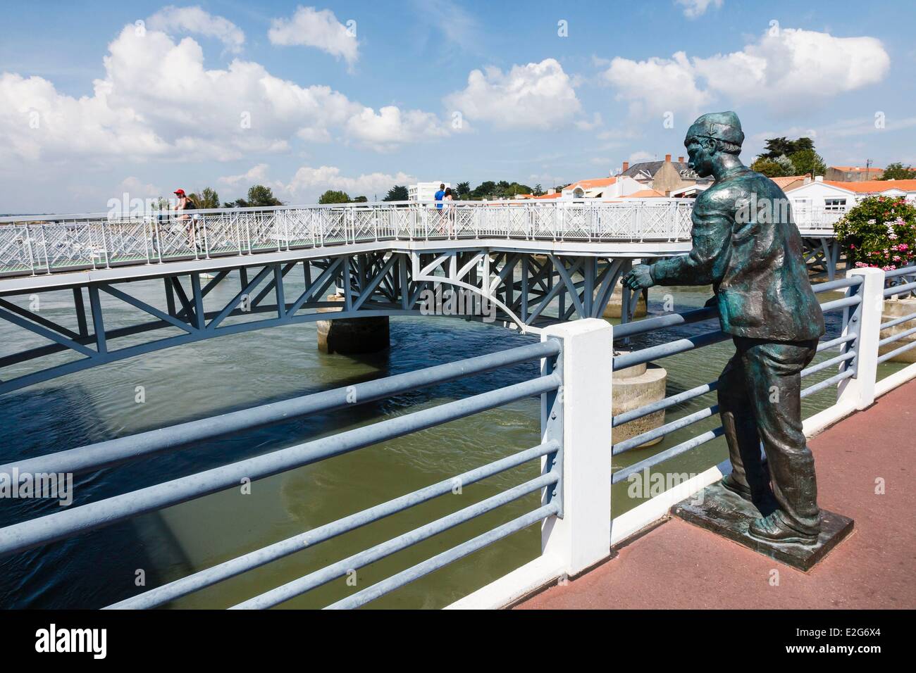 France Vendee Saint Gilles Croix de Vie sailorman statue sur le Pont de