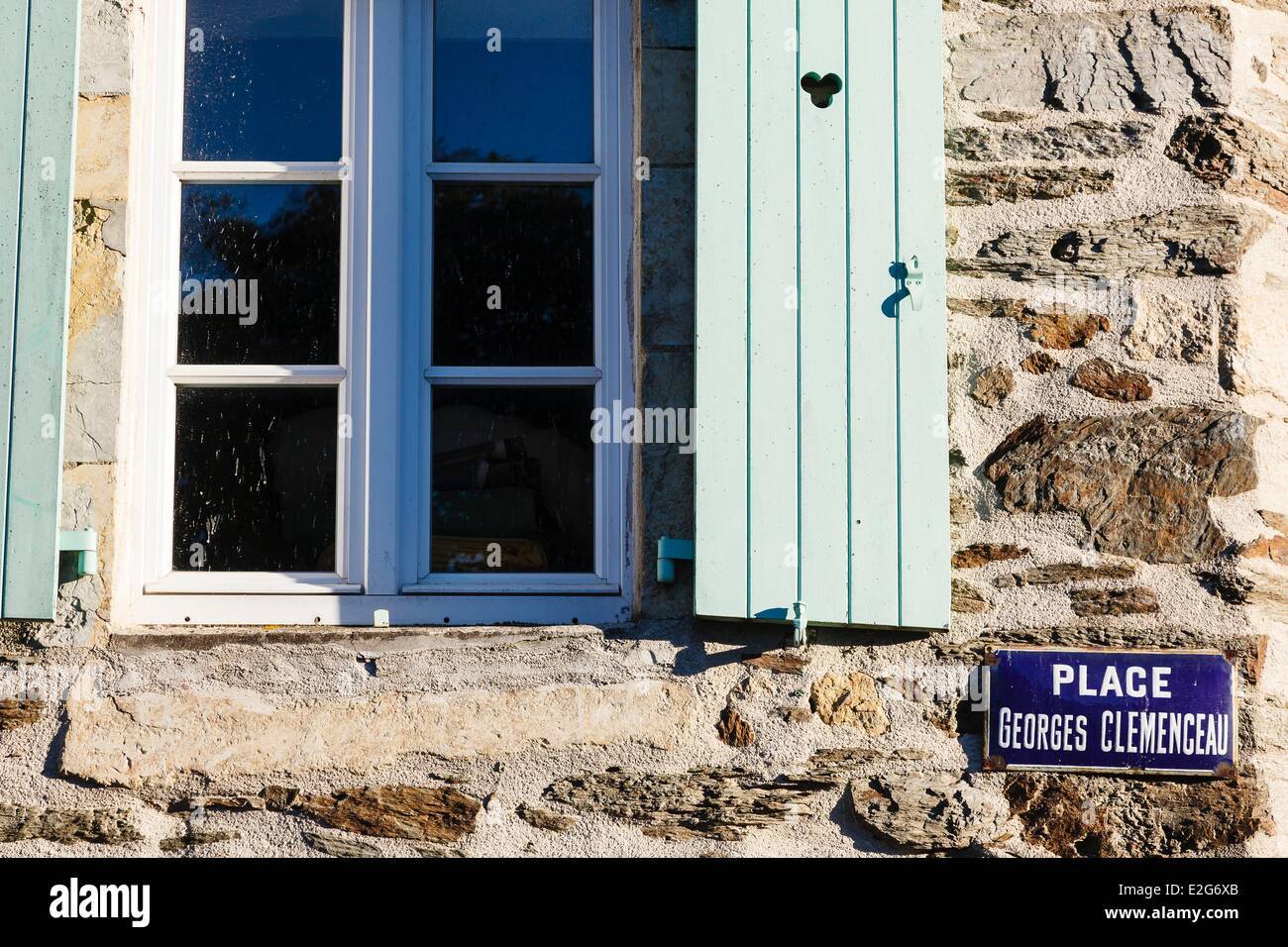France Vendée Mouchamps fenêtre et mur d'une maison sur la place Clemenceau Banque D'Images