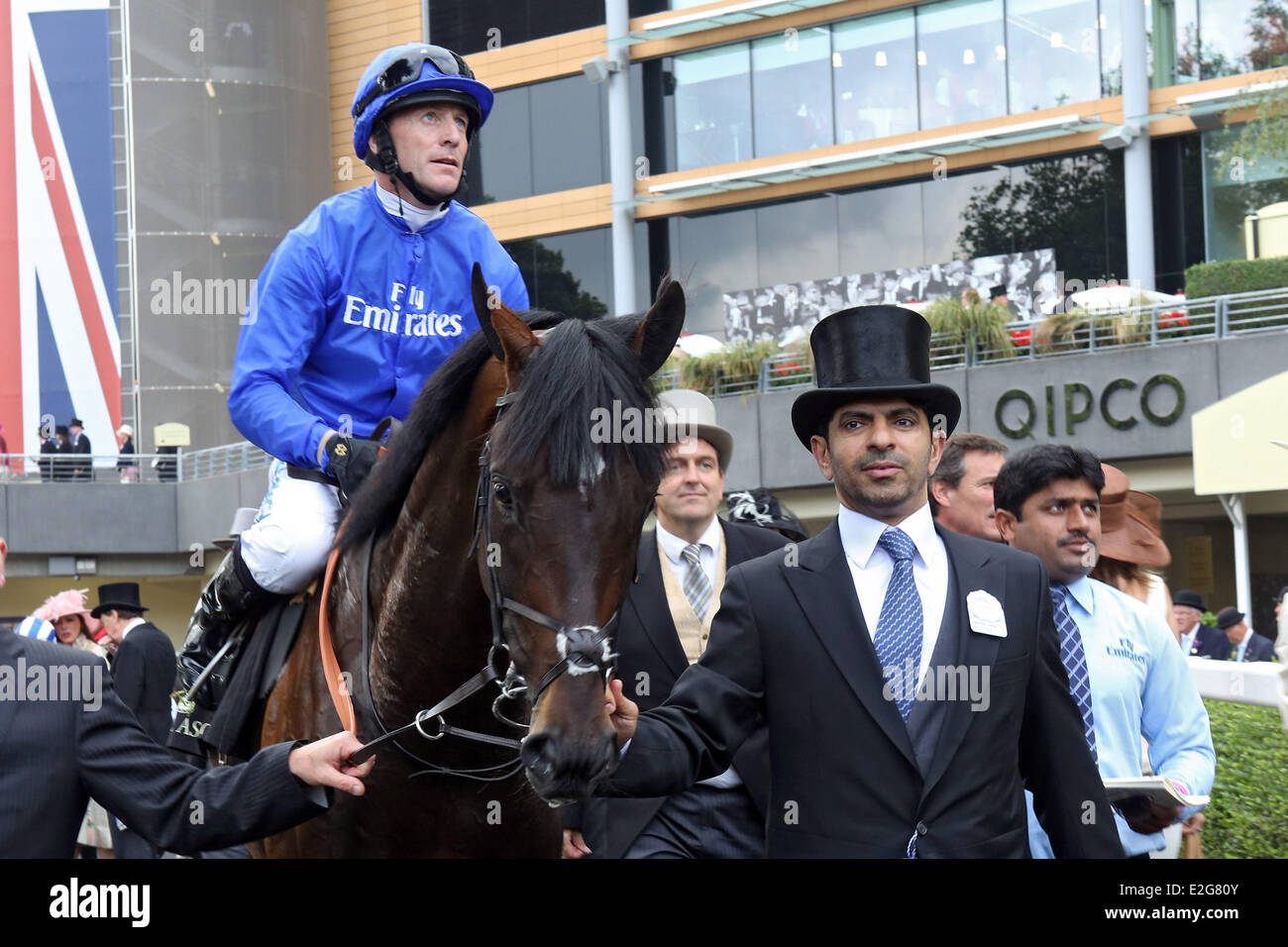 Windsor, Ascot, UK. 19 Juin, 2014. Avec l'élite de l'Armée de Kieren Fallon et formateur Saeed bin Suroor après avoir remporté le King George V Mises. L''hippodrome d''Ascot. (Salons, Jockey, armée d'élite, Fallon, Sieg, formateur, Suroor) 636D190614.JPG ROYALASCOT ( c) Crédit : Frank Sorge/Caro/Alamy Live News) Banque D'Images