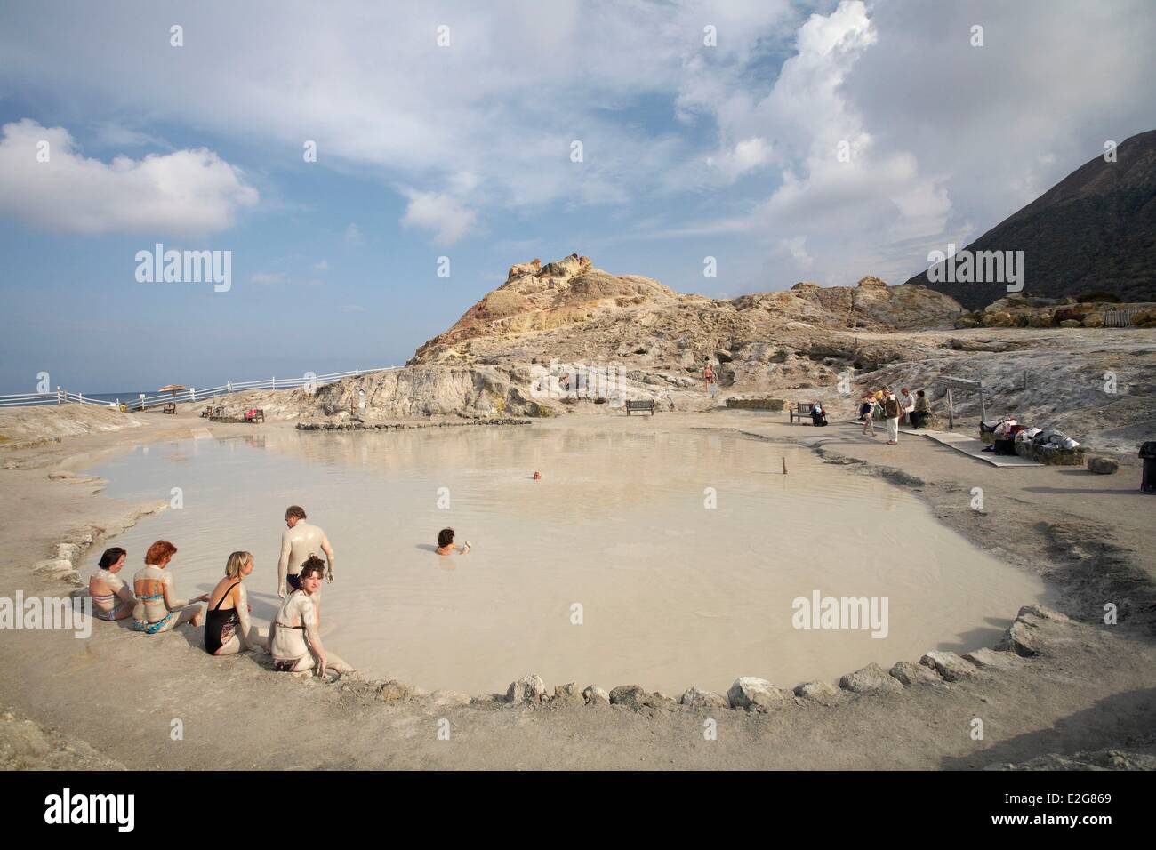Italie Sicile Iles Eoliennes Ile Vulcano bain de boue Photo Stock Alamy — free download