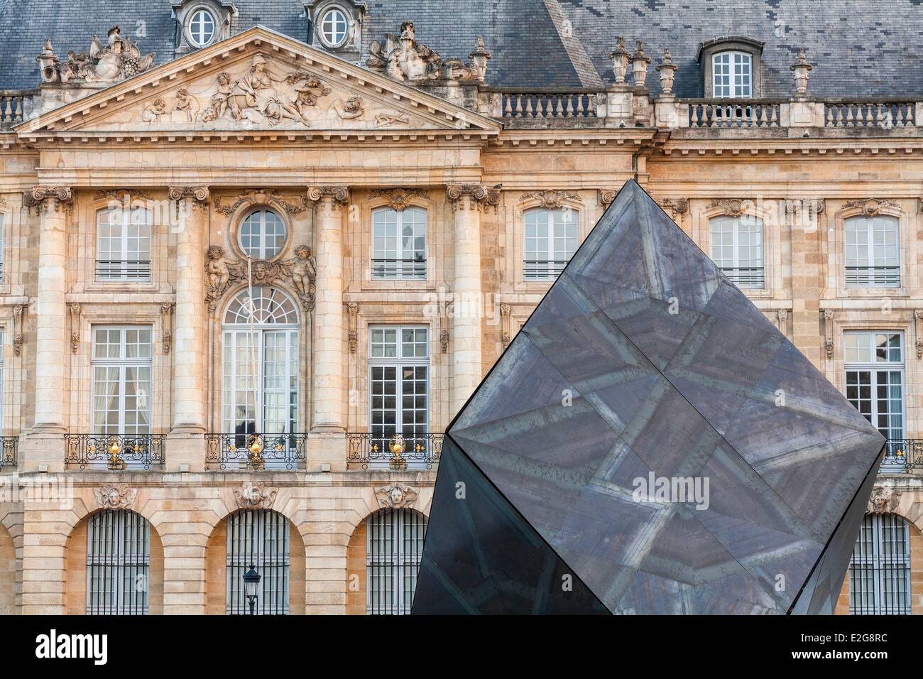 France Gironde Bordeaux Place de la Bourse région inscrite au Patrimoine Mondial de l'UNESCO la sculpture contemporaine en face de l'hôtel Banque D'Images