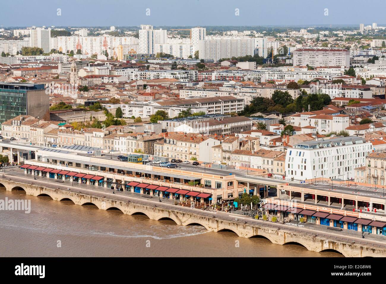 France Gironde Bordeaux vue depuis le pont Jacques Chaban Delmas sur les plates-formes développé et Seekoo Hotel (bâtiment blanc Banque D'Images