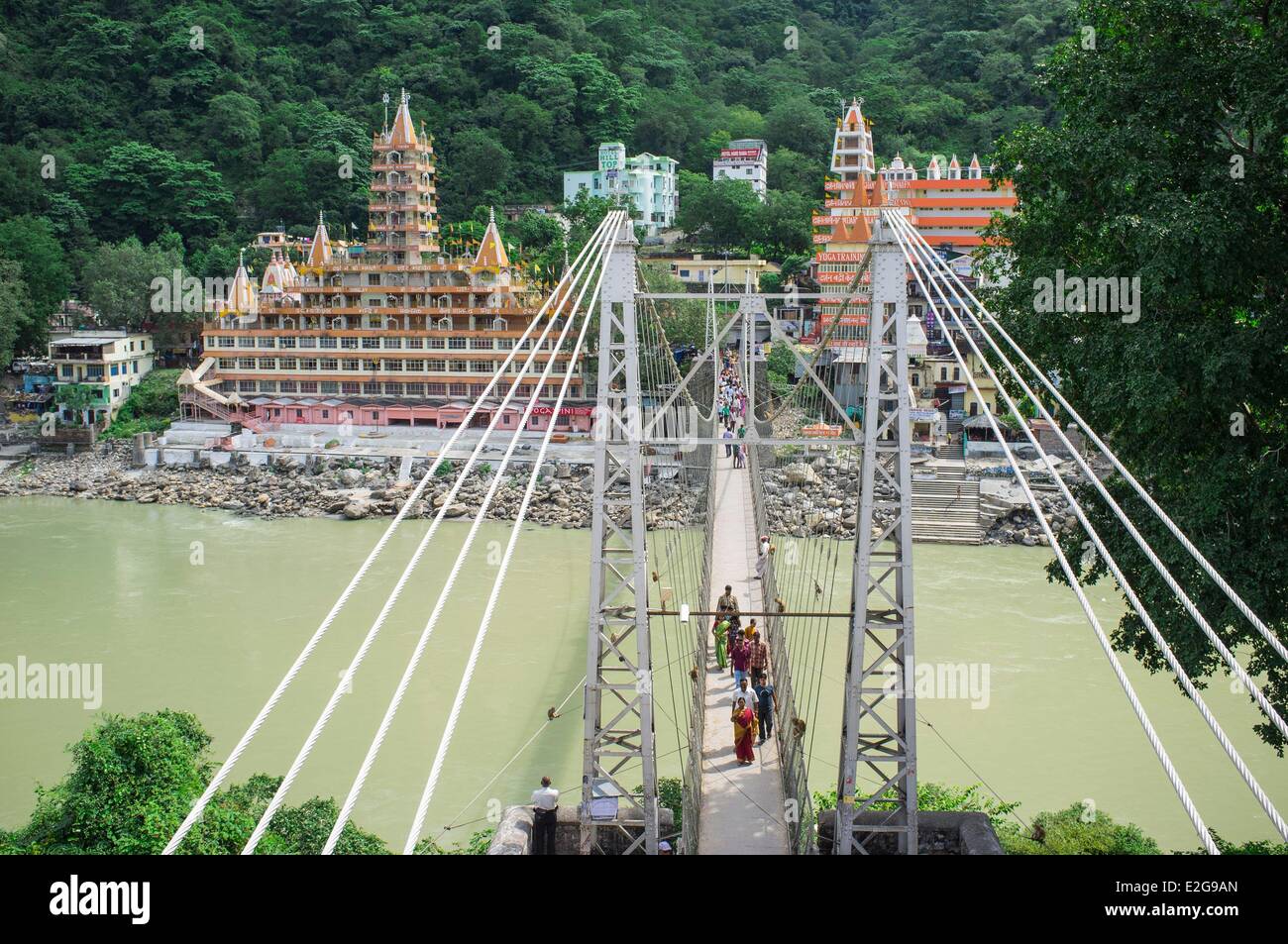 État Uttarakhand en Inde Rishikesh la capitale mondiale du yoga sur les rives de la rivière du Gange Lakshman Jhula Bridge Banque D'Images