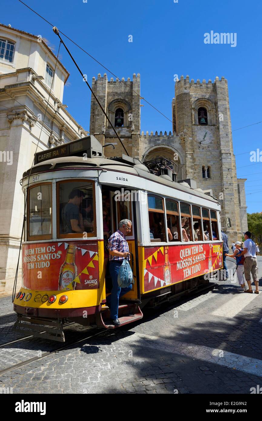 Portugal Lisbonne Alfama tramway le long du Largo da Se et Se Patriarcal cathédrale en arrière-plan Banque D'Images