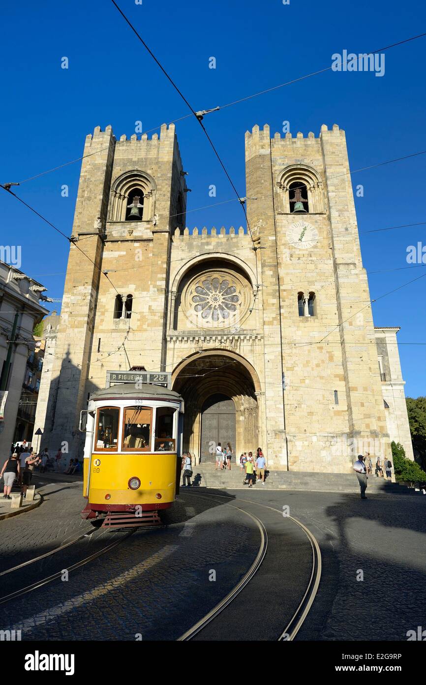 Portugal Lisbonne Alfama tramway le long du Largo da Se et Se Patriarcal cathédrale en arrière-plan Banque D'Images