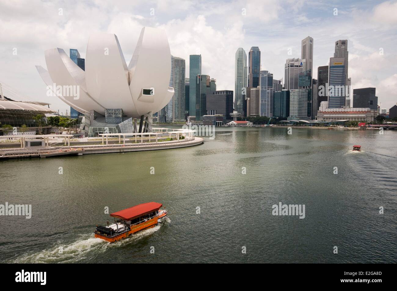 Singapour Marina Bay Boat sur Marina Bay Musée des Arts et des sciences en forme de fleur de lotus par l'architecte Moshe Safdie Banque D'Images
