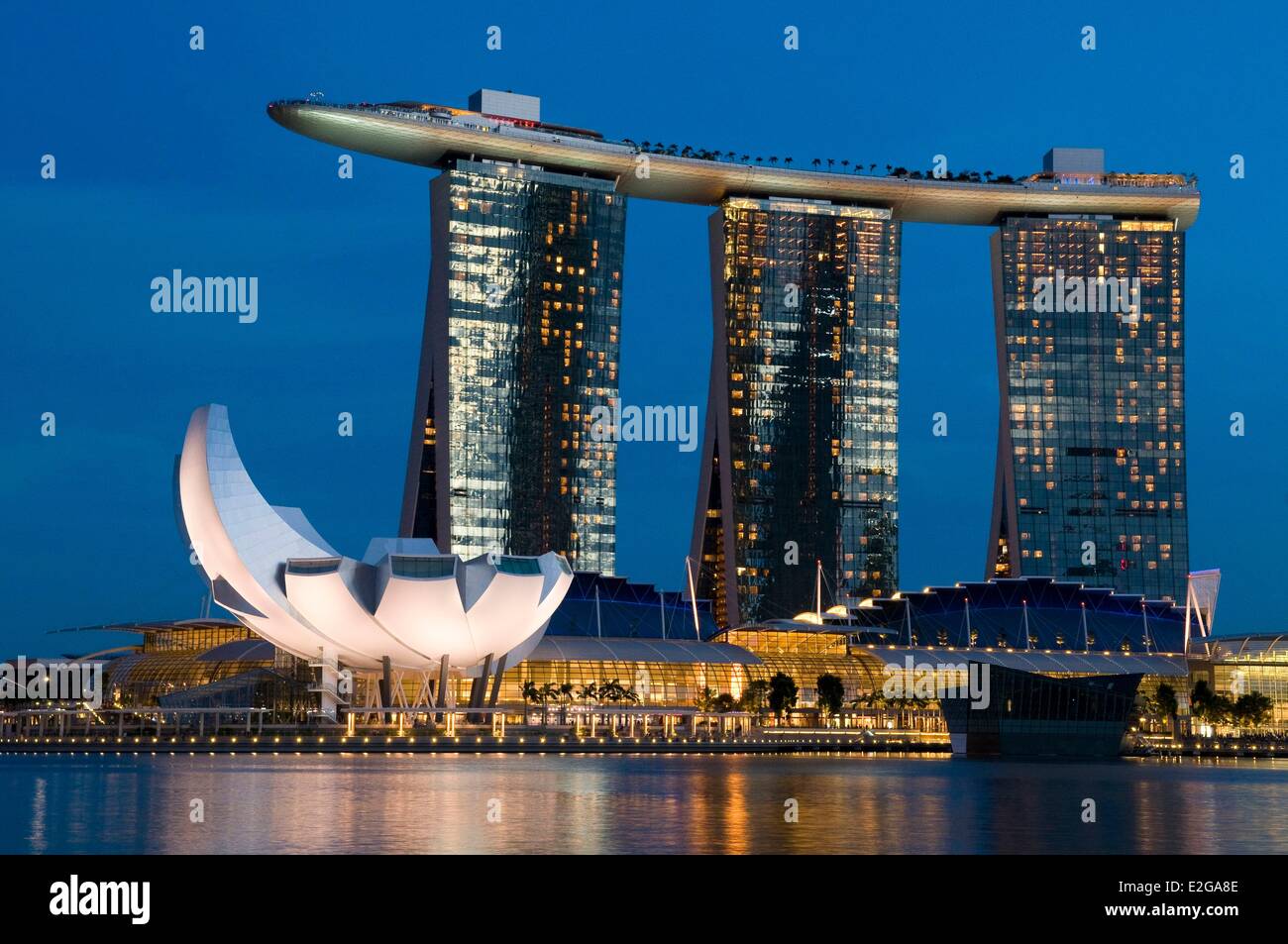 Marina Bay de Singapour Marina Bay Sands Hotel et Musée des Arts et des sciences en forme de fleur de lotus par l'architecte Moshe Banque D'Images