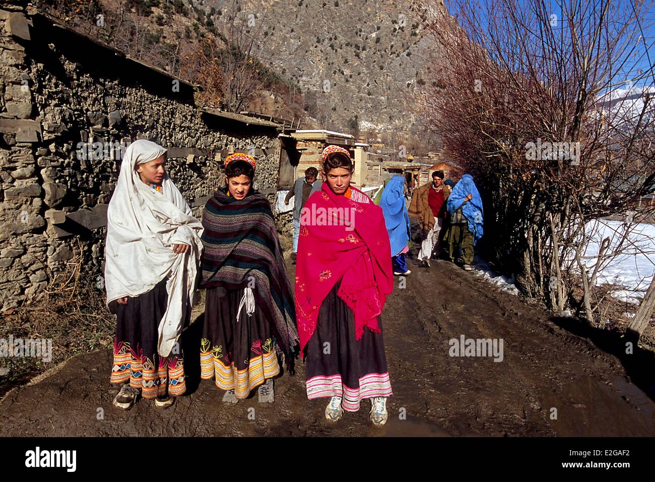 Vallées Kalash Khyber Pakhtunkhwa au Pakistan après l'école secondaire de jeunes filles de la vallée de Bumburet Kalash mettant à nouveau sur la Banque D'Images