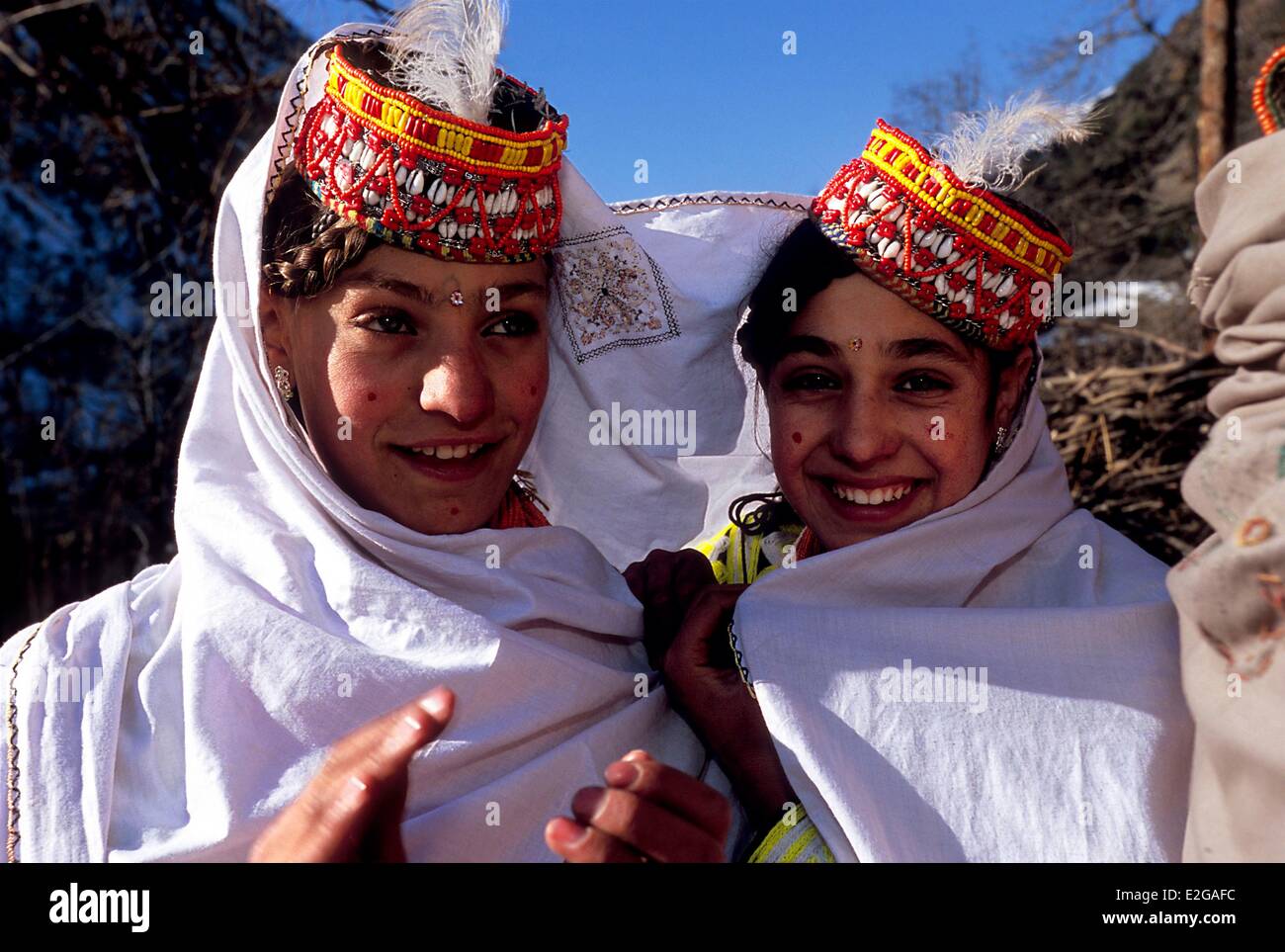 Vallées Kalash Khyber Pakhtunkhwa au Pakistan deux filles Kalash enroulée sous le même châle Banque D'Images