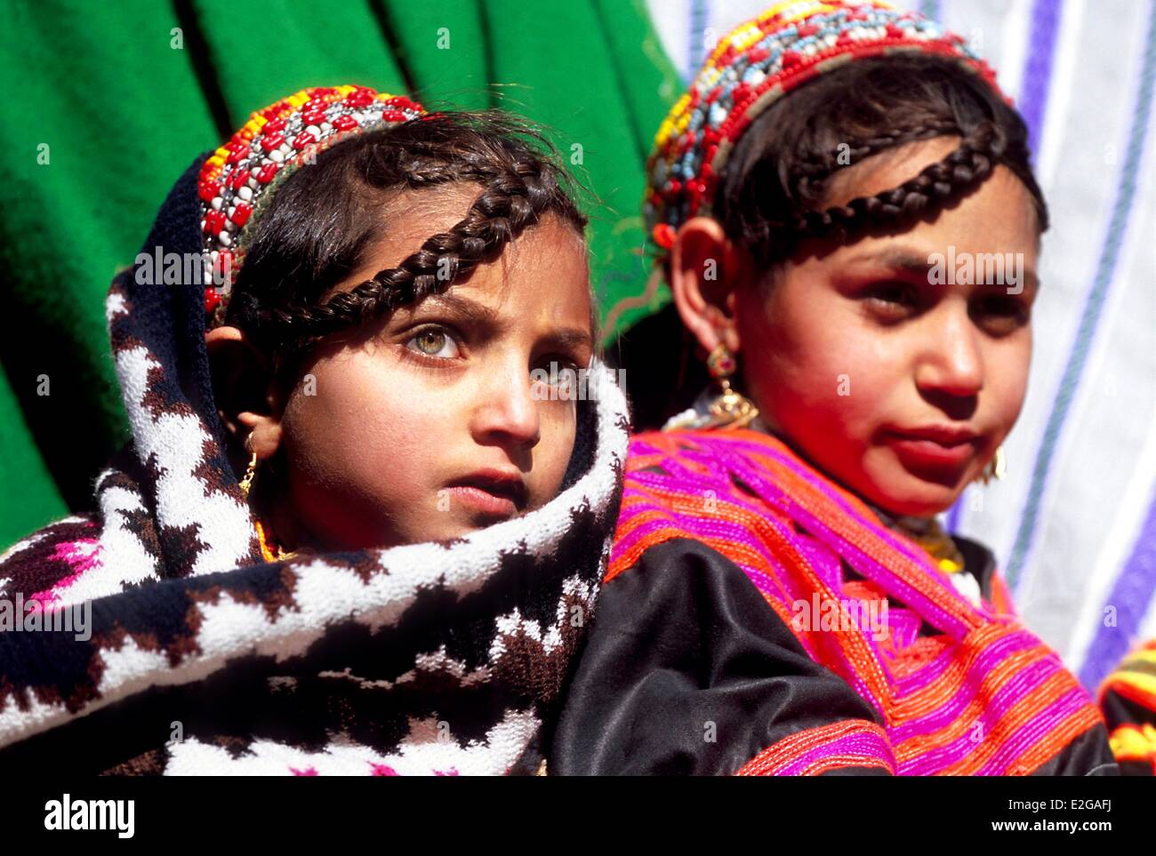 Vallées Kalash Khyber Pakhtunkhwa au Pakistan vallée Bumburet Kalah jeunes filles avec leurs fuseaux frontale la plus ancienne des cinq Banque D'Images