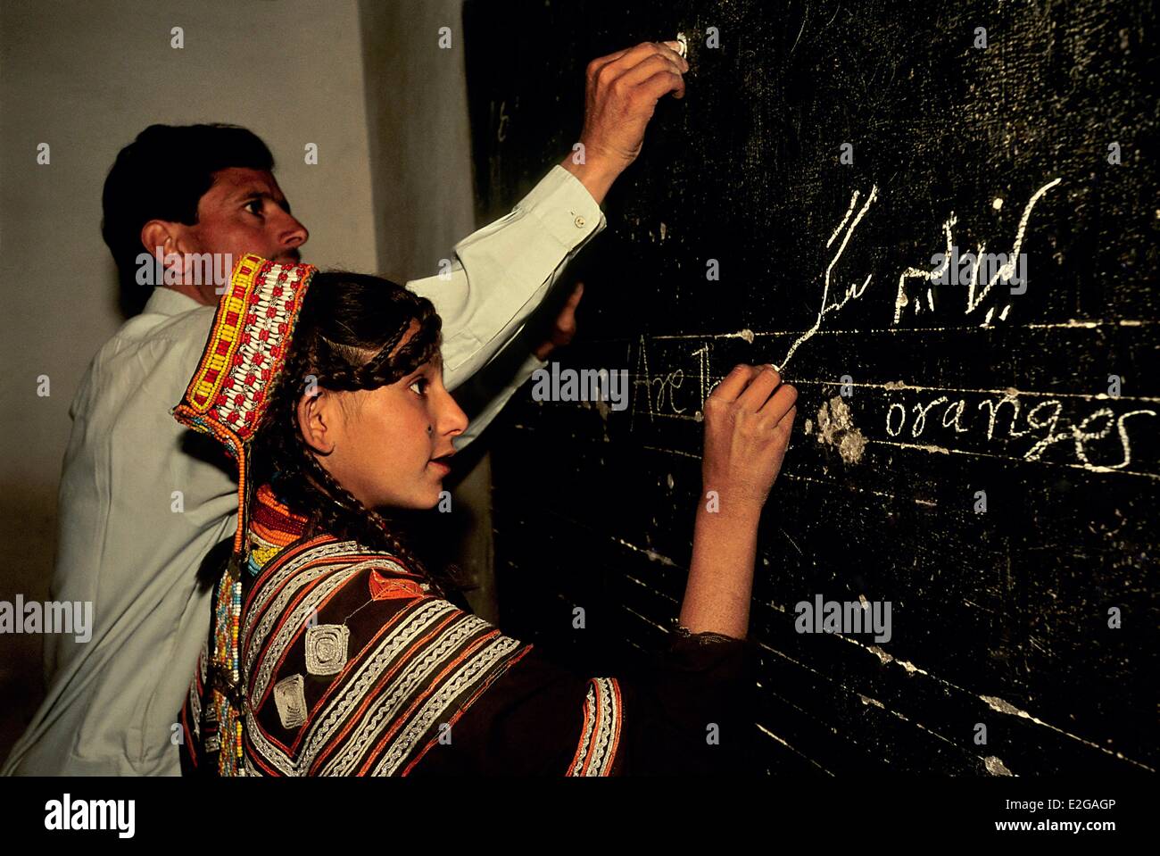 Vallées Kalash Khyber Pakhtunkhwa au Pakistan Bumburet Valley School de brun sur l'écriture d'écolière Kalash Kalash blackboard Banque D'Images