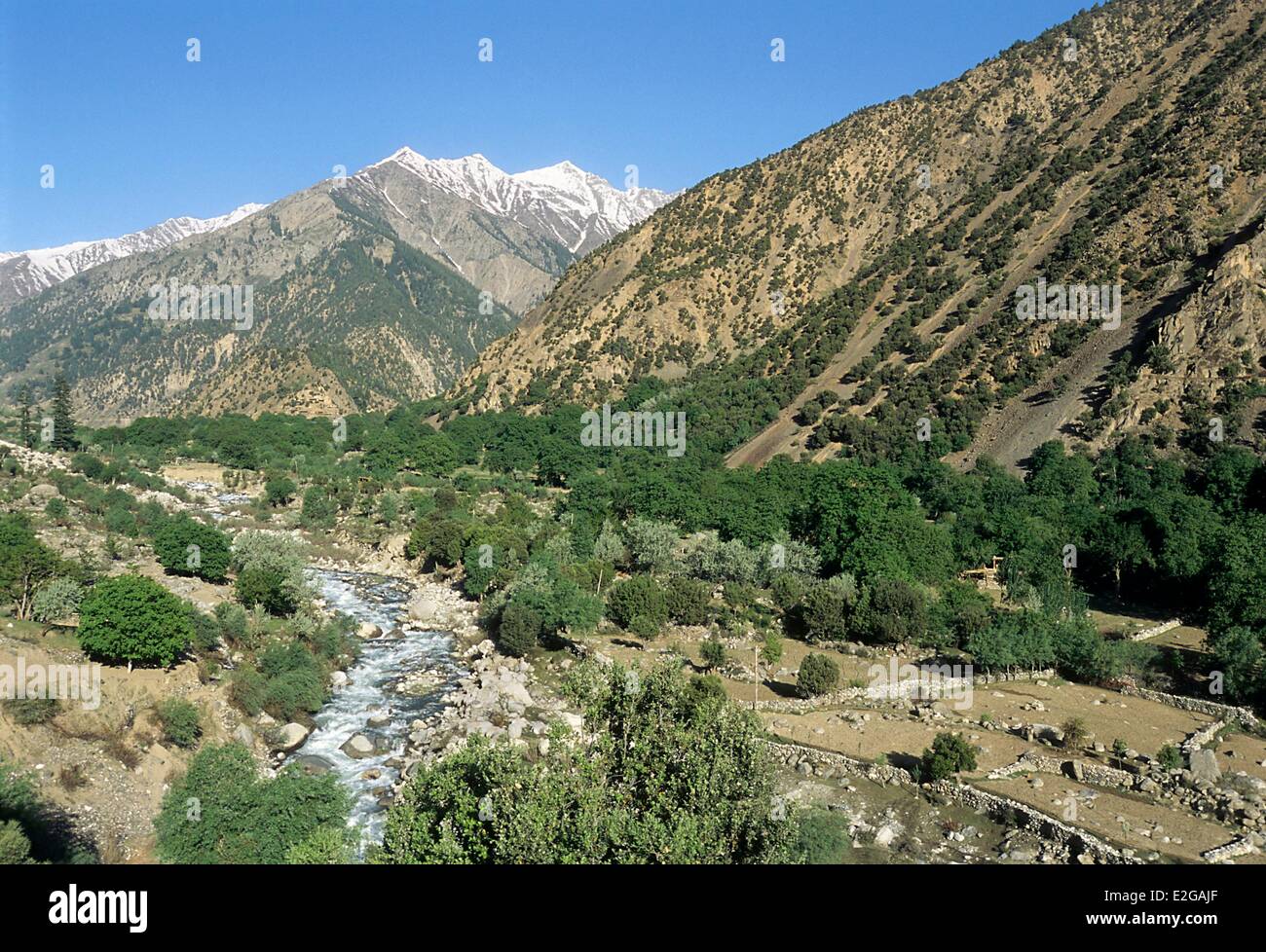 Vallées Kalash Khyber Pakhtunkhwa au Pakistan en amont de la vallée de la rivière Bromotul Bumburet Bumburet village (2300 m) dans le Banque D'Images