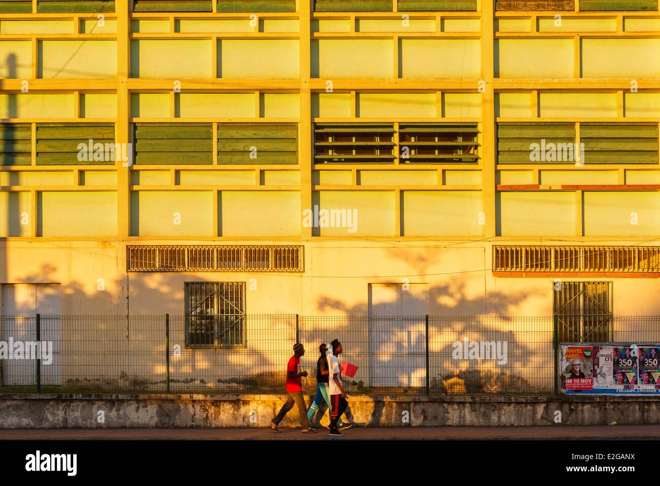 France Ile de la Réunion (département français d'outre-mer) Saint Louis downtown groupe de jeunes créoles d'origine africaine dans le Banque D'Images