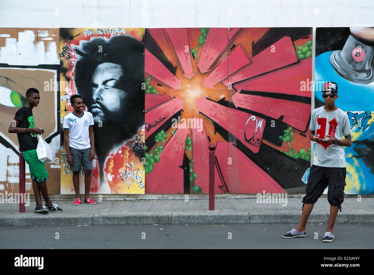 France Ile de la Réunion (département français d'outre-mer) Saint Louis downtown groupe de jeunes créoles d'origine africaine dans le Banque D'Images