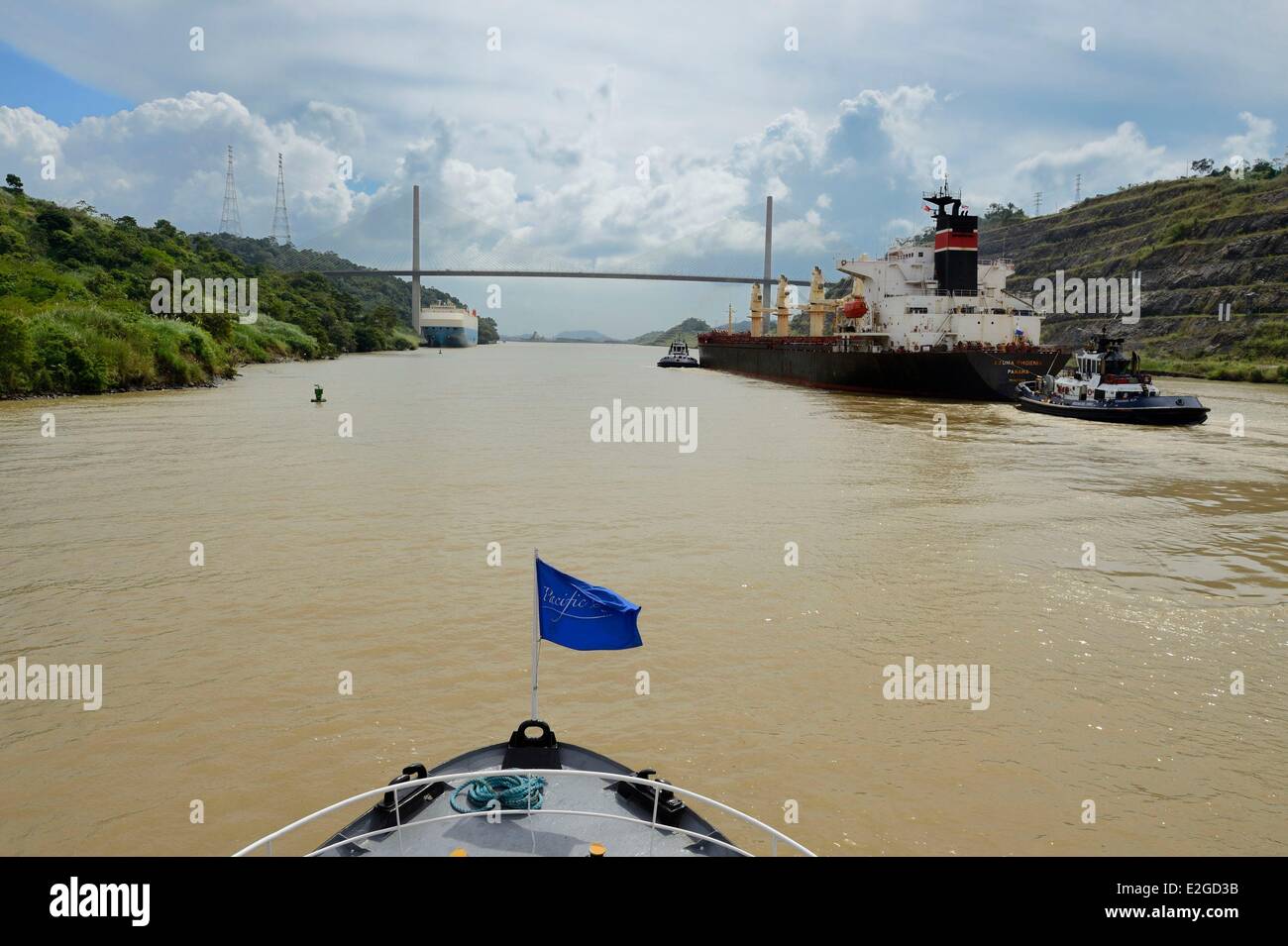 Panama Canal de Panama et de cargaison des navires Panamax Centennal (pont Puente Centenario) Canal spanning Banque D'Images