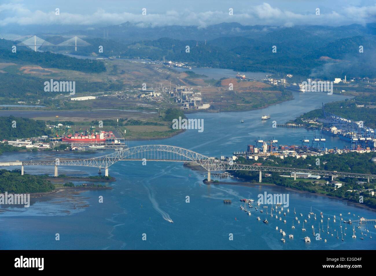 Panama Panama City Pont des Amériques (Puente de las Americas) sur l'accès du Canal de Panama Canal sur côté océan Pacifique écluses Miraflores en arrière-plan (vue aérienne) Banque D'Images