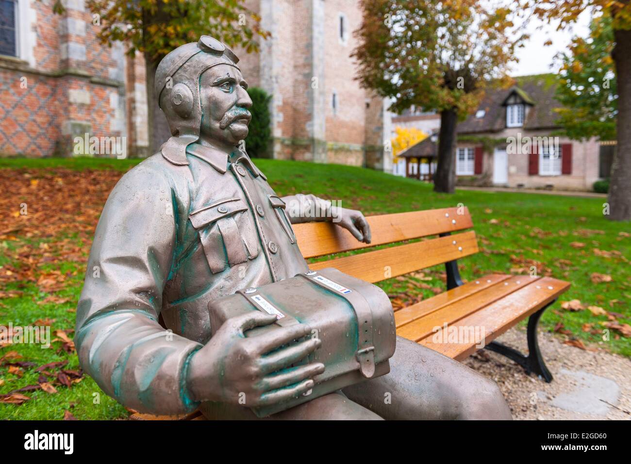 France Loir et Cher Sologne Chaumont sur Tharonne sculpture par Ducaroy Grange représentant le célèbre aviateur Louis Banque D'Images