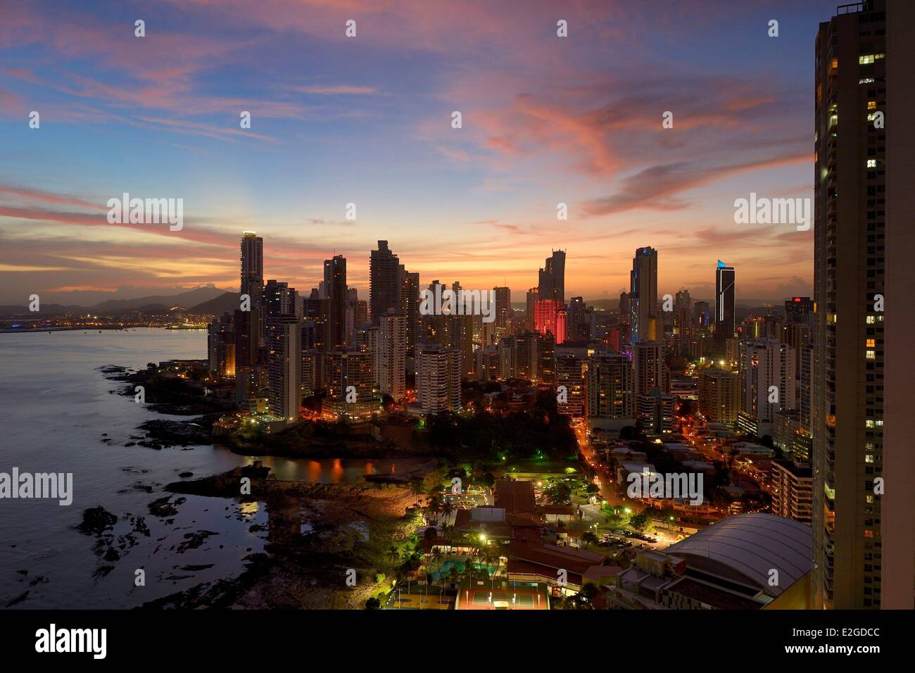 Panama Panama City waterfront gratte-ciel du quartier Punta Paitillia après le coucher du soleil Banque D'Images