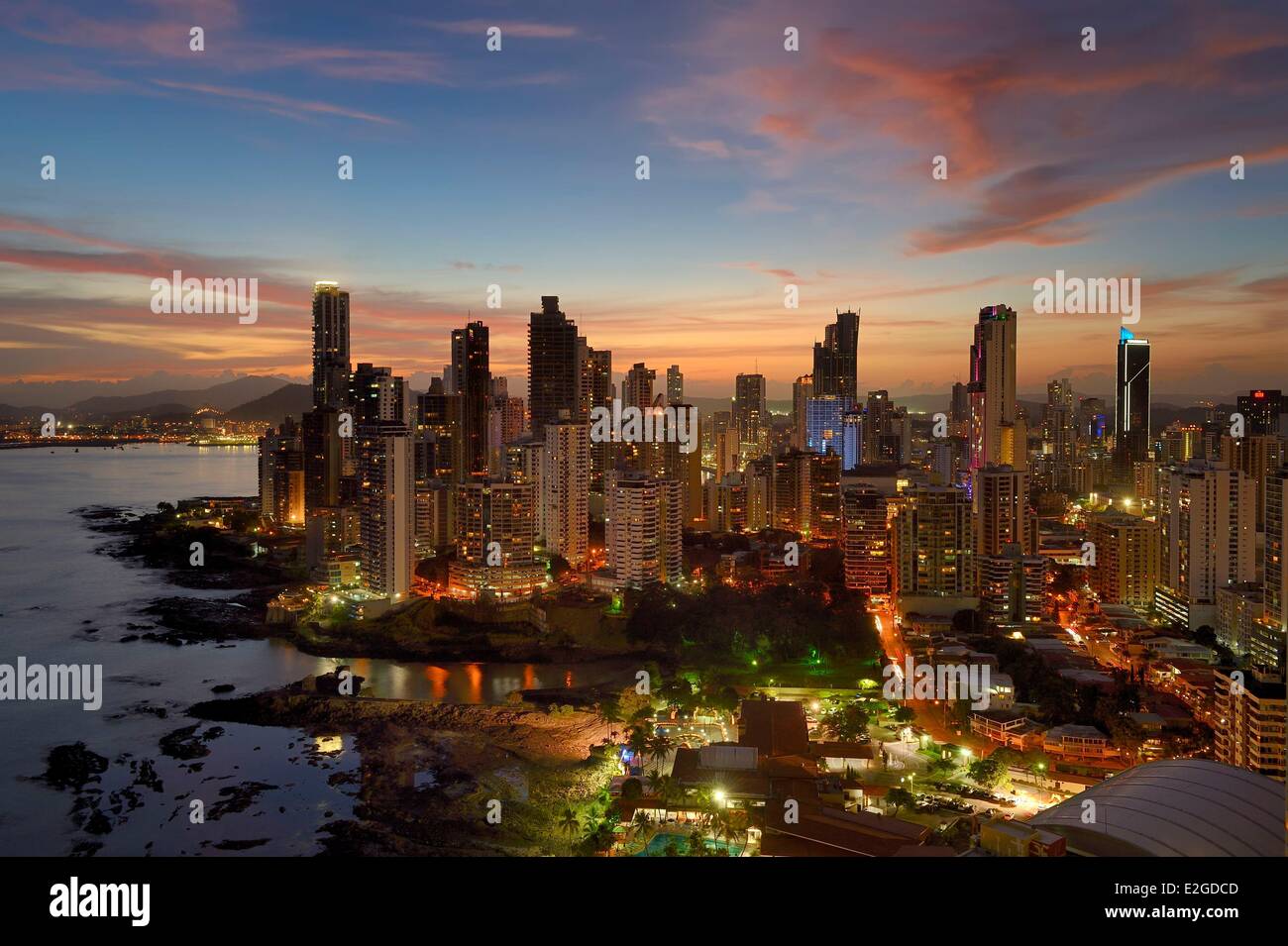 Panama Panama City waterfront gratte-ciel du quartier Punta Paitillia après le coucher du soleil Banque D'Images