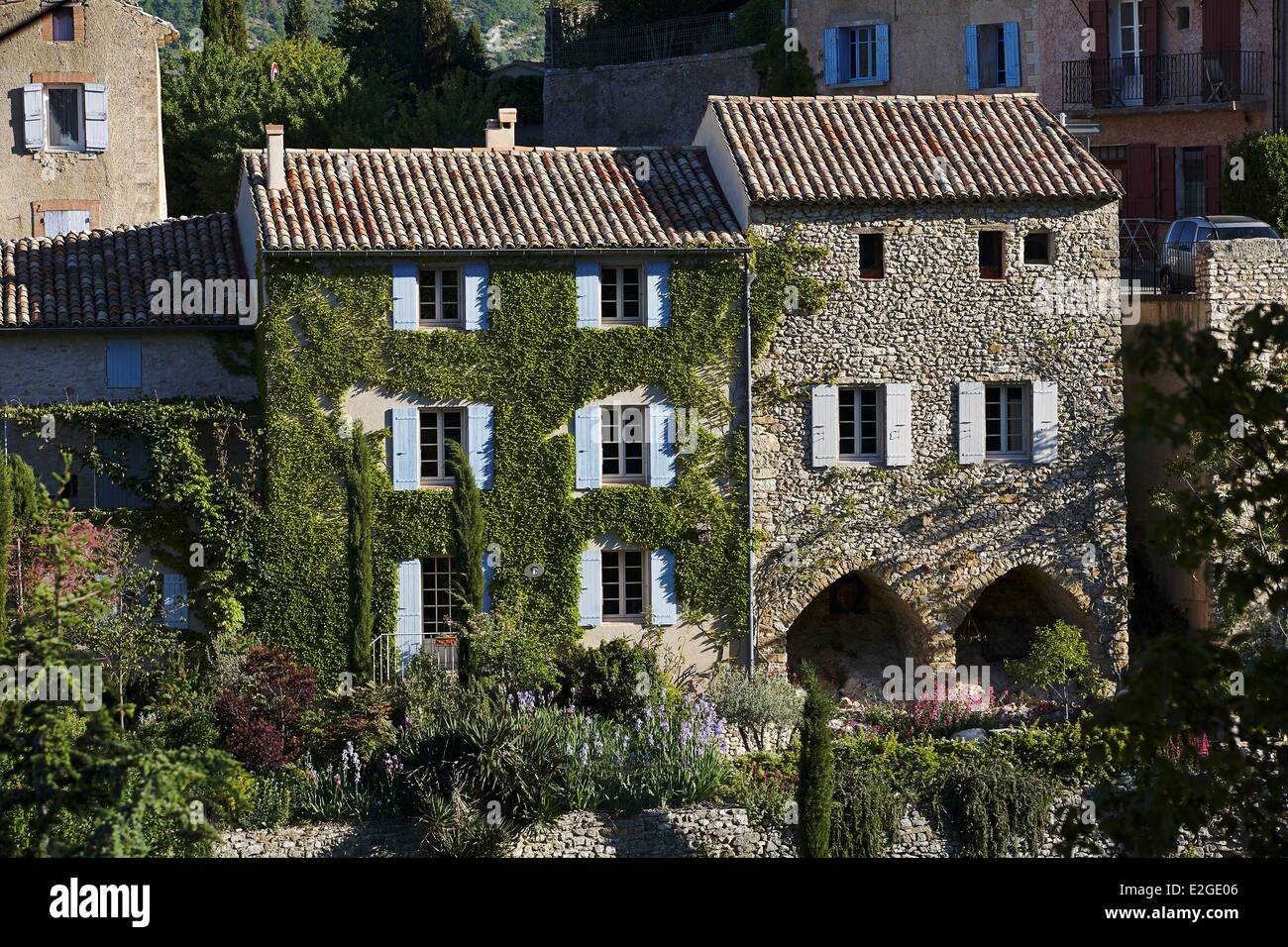 France Vaucluse Aurel maisons traditionnelles en hauteur Banque D'Images