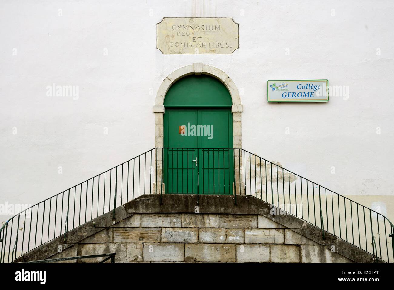 France Haute Saone Vesoul Gerome middle school ancien collège des Jésuites, construite au 16ème siècle devise latine résultant à l'école pour Dieu et d'Arts libéraux Banque D'Images