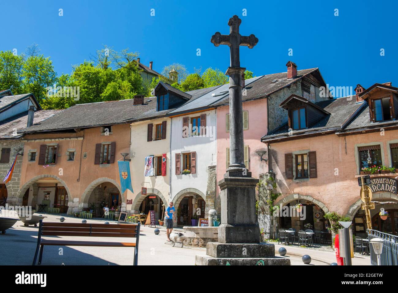 France Haute Savoie Alby-sur-Chéran est bien connu pour sa vieille ville avec ses maisons à arcades Banque D'Images