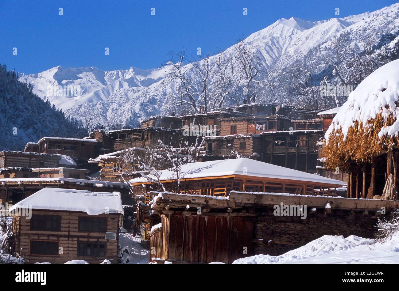 Vallées Kalash Khyber Pakhtunkhwa au Pakistan vallée Bumburet Krakal village (2150 m) sous la neige en arrière-plan sous les sommets enneigés de l'Afghanistan est à 2 jours de marche Banque D'Images