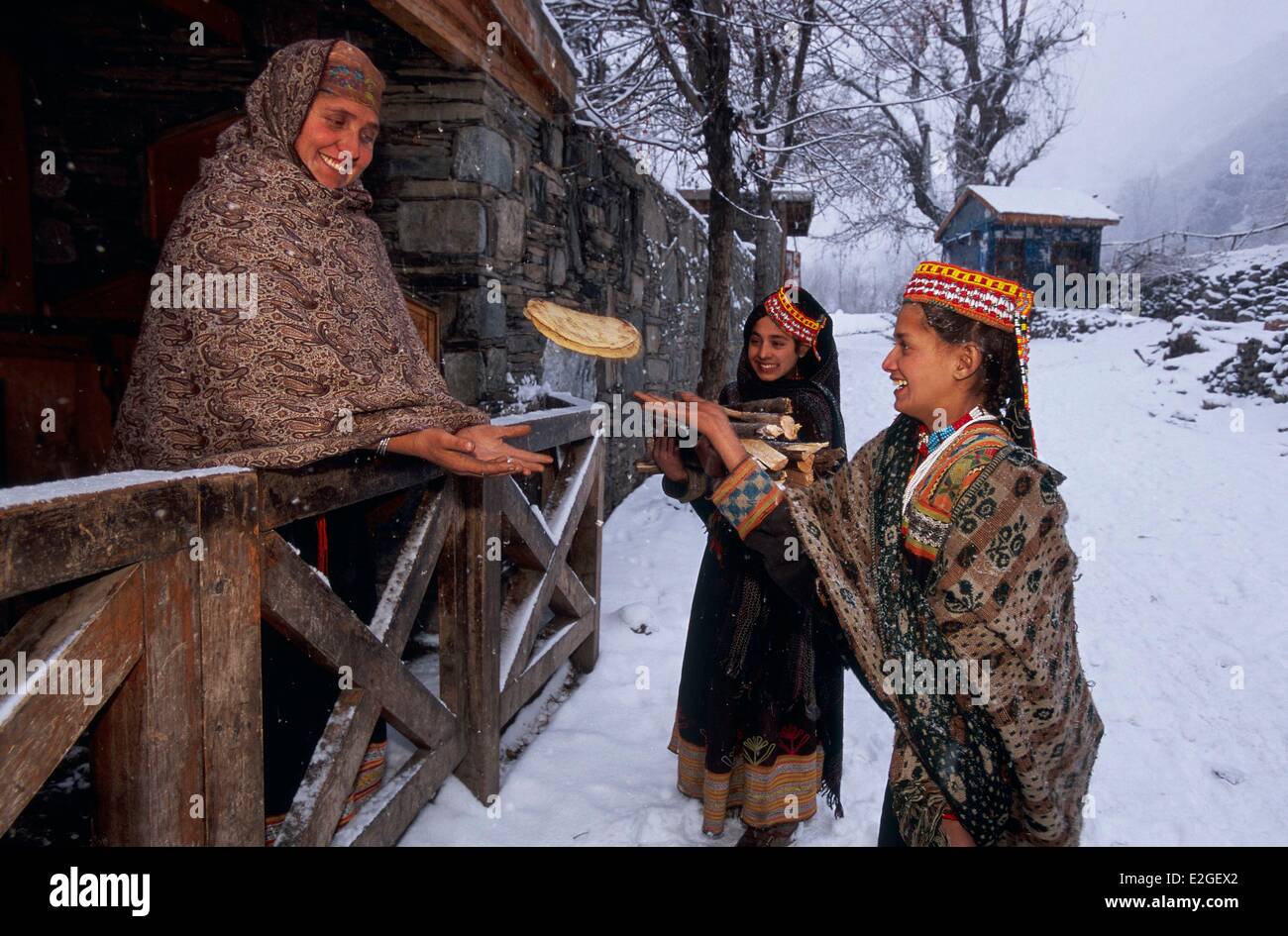 Vallées Kalash Khyber Pakhtunkhwa au Pakistan vallée Bumburet Krakal village (2150m) jeune fille pain jeter sa mère pattie confinés dans Bashali maison isolée pour les femmes menstruées et naissances où des femmes impurs à cause d'une perte de sang sale la Banque D'Images