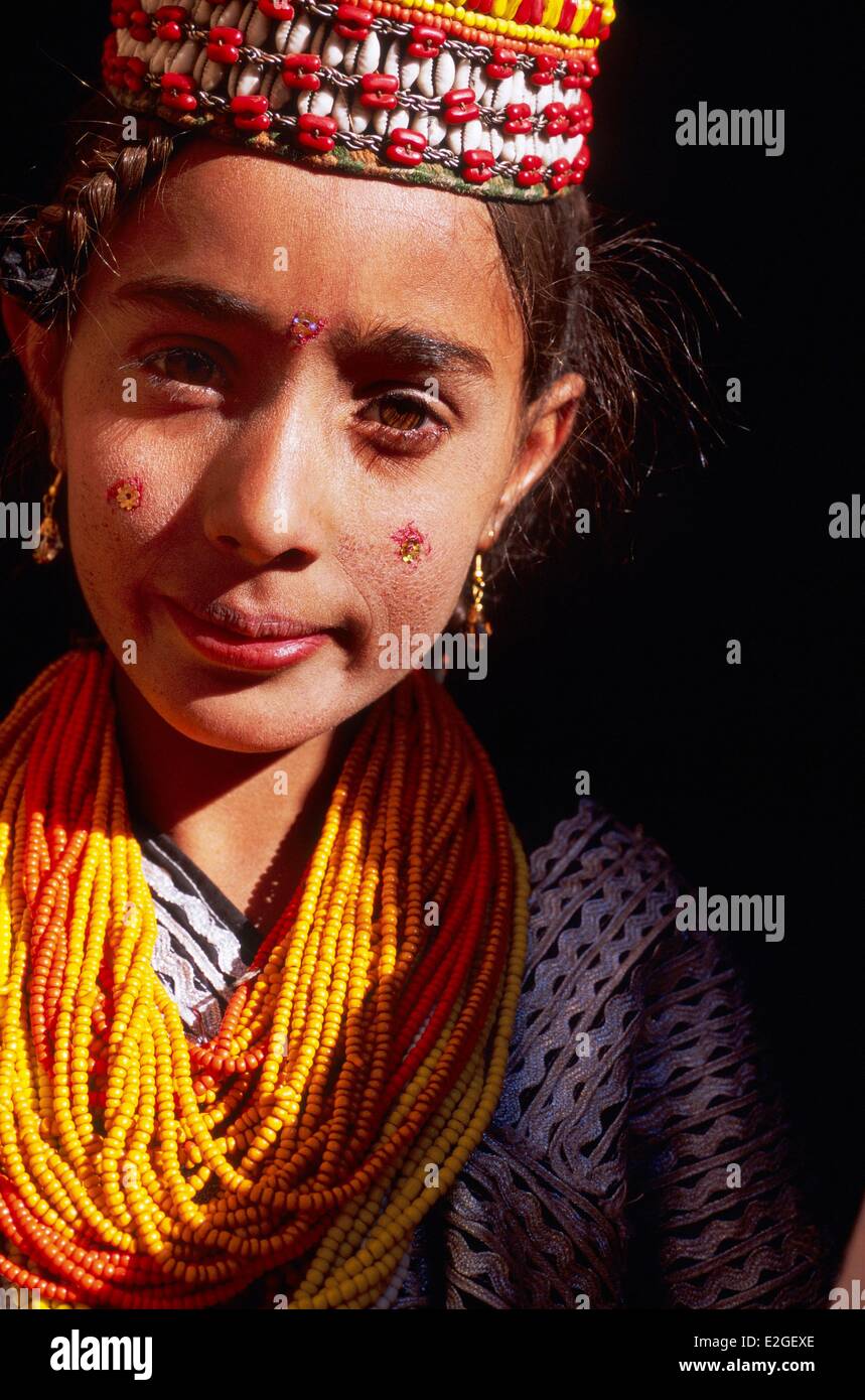 Vallées Kalash Khyber Pakhtunkhwa au Pakistan Bumburet valley portrait jeune fille avec une Kalash regard tendre et pensive Banque D'Images