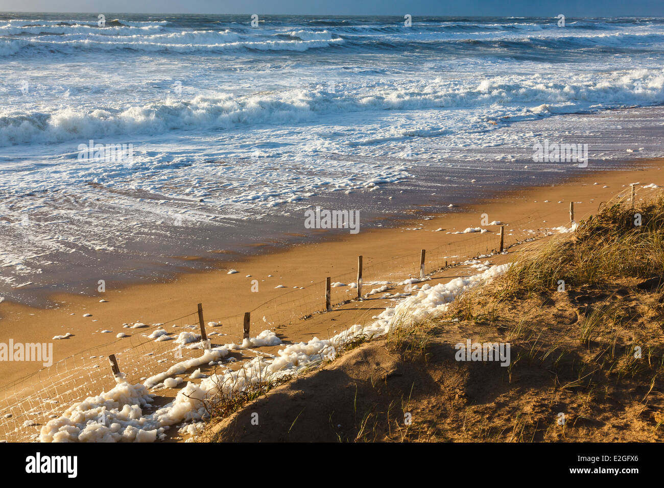 France Vendee Bretignolles sur mer plage Les dunes plage vagues vagues  érodant dune Photo Stock - Alamy