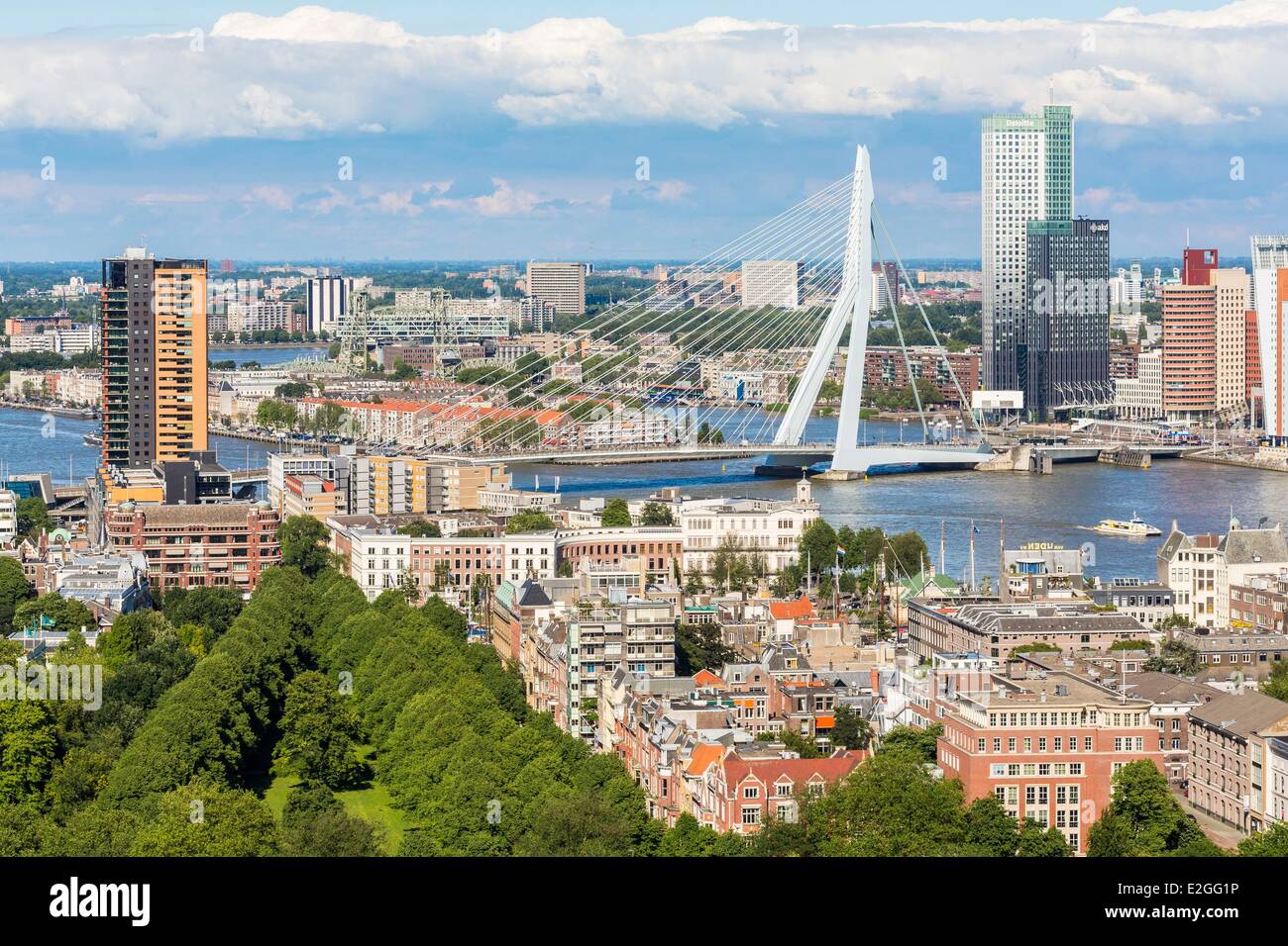 Pays-bas Hollande du Sud vue Rotterdam Euromast Nieuwe Maas (rivière) la construction écologique Maastoren (165 mètres) conçu par Dam & Partners et Odile Decq Benoît Cornette et pont Erasmus (Erasmusbrug) conçu par Ben van Berkel et Caroline Bos Banque D'Images