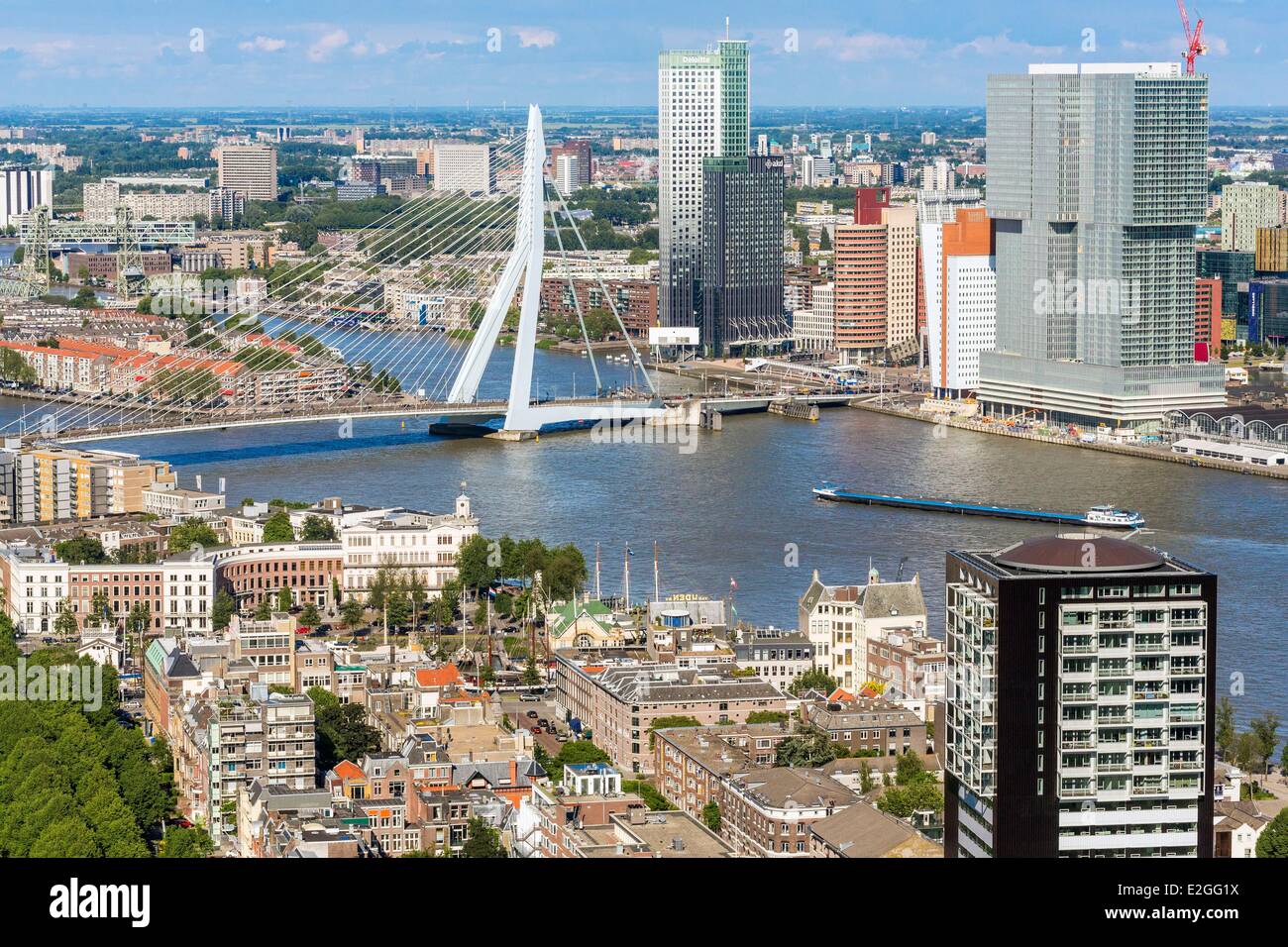 Pays-bas Hollande du Sud vue Rotterdam Euromast Nieuwe Maas (rivière) la construction écologique Maastoren (165 mètres) conçu par Dam & Partners et Odile Decq Benoît Cornette Pont Erasmus (Erasmusbrug) conçu par Ben van Berkel et Caroline Bos et de la construction Banque D'Images