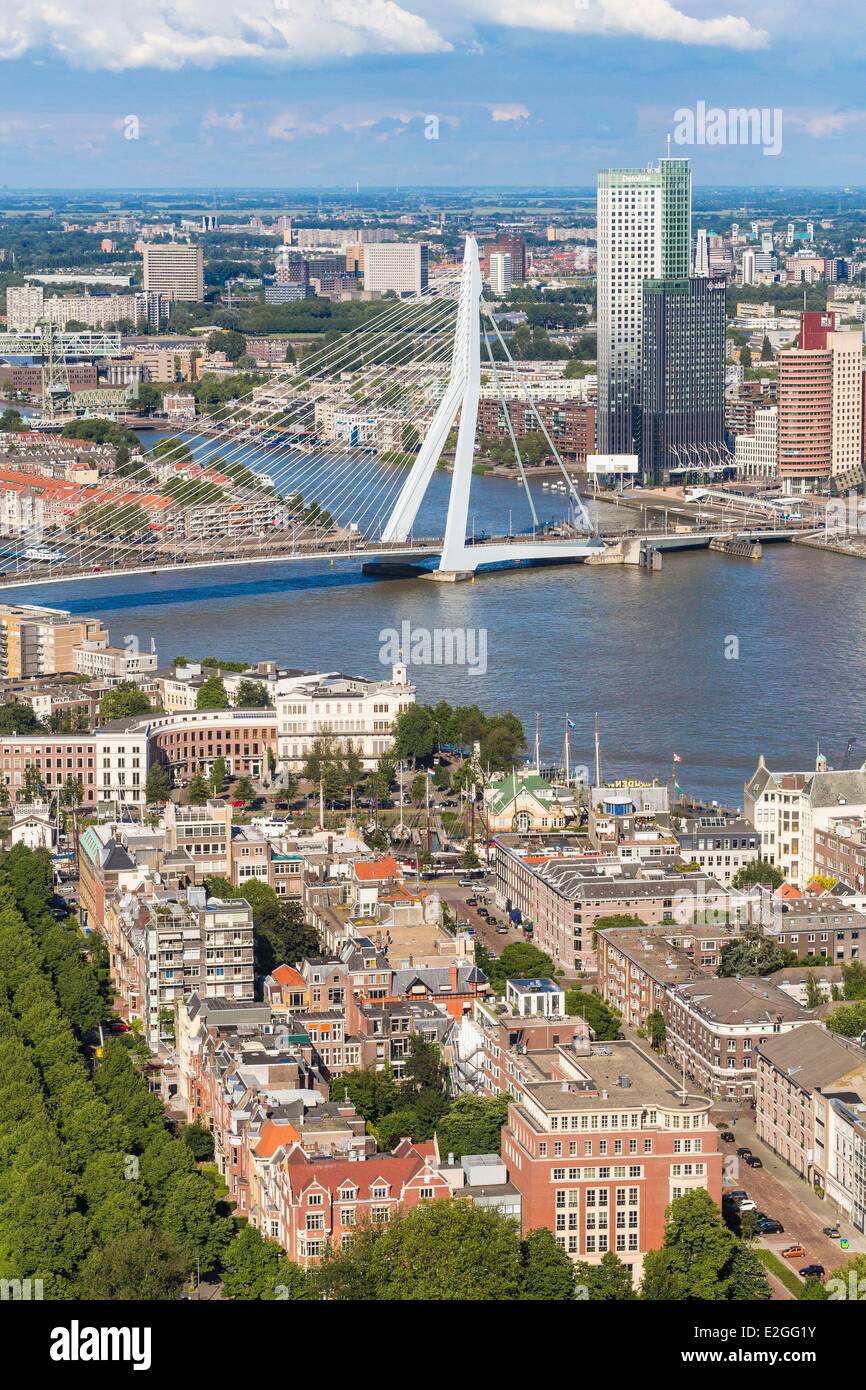 Pays-bas Hollande du Sud vue Rotterdam Euromast Nieuwe Maas (rivière) la construction écologique Maastoren (165 mètres) conçu par Dam & Partners et Odile Decq Benoît Cornette et pont Erasmus (Erasmusbrug) conçu par Ben van Berkel et Caroline Bos Banque D'Images