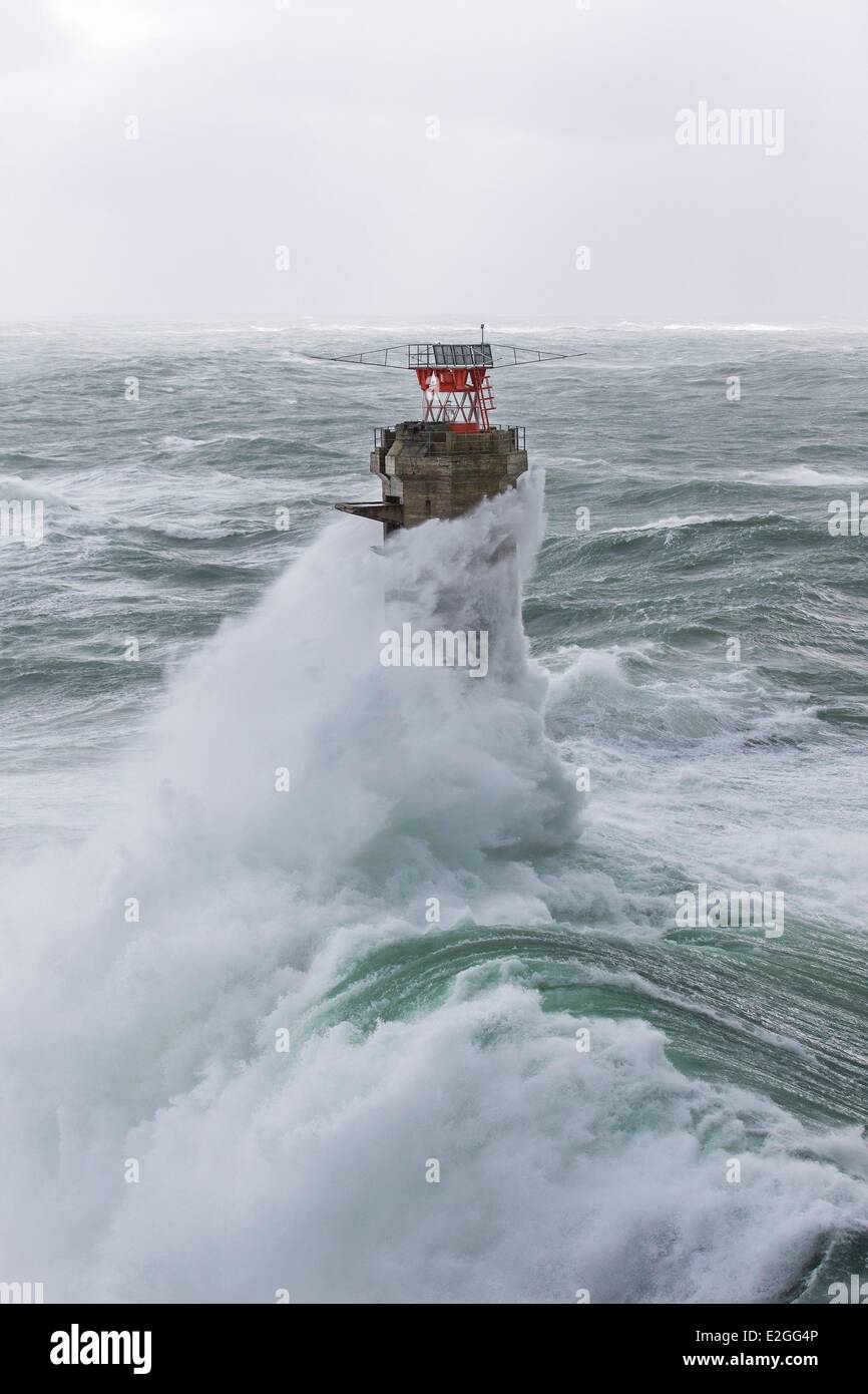 Finistere Ile d'Ouessant 8 février 2014 Grande-Bretagne phare en pleine tempête tempête au cours de Ruth Nividic Phare Pointe de Pern (vue aérienne) Banque D'Images
