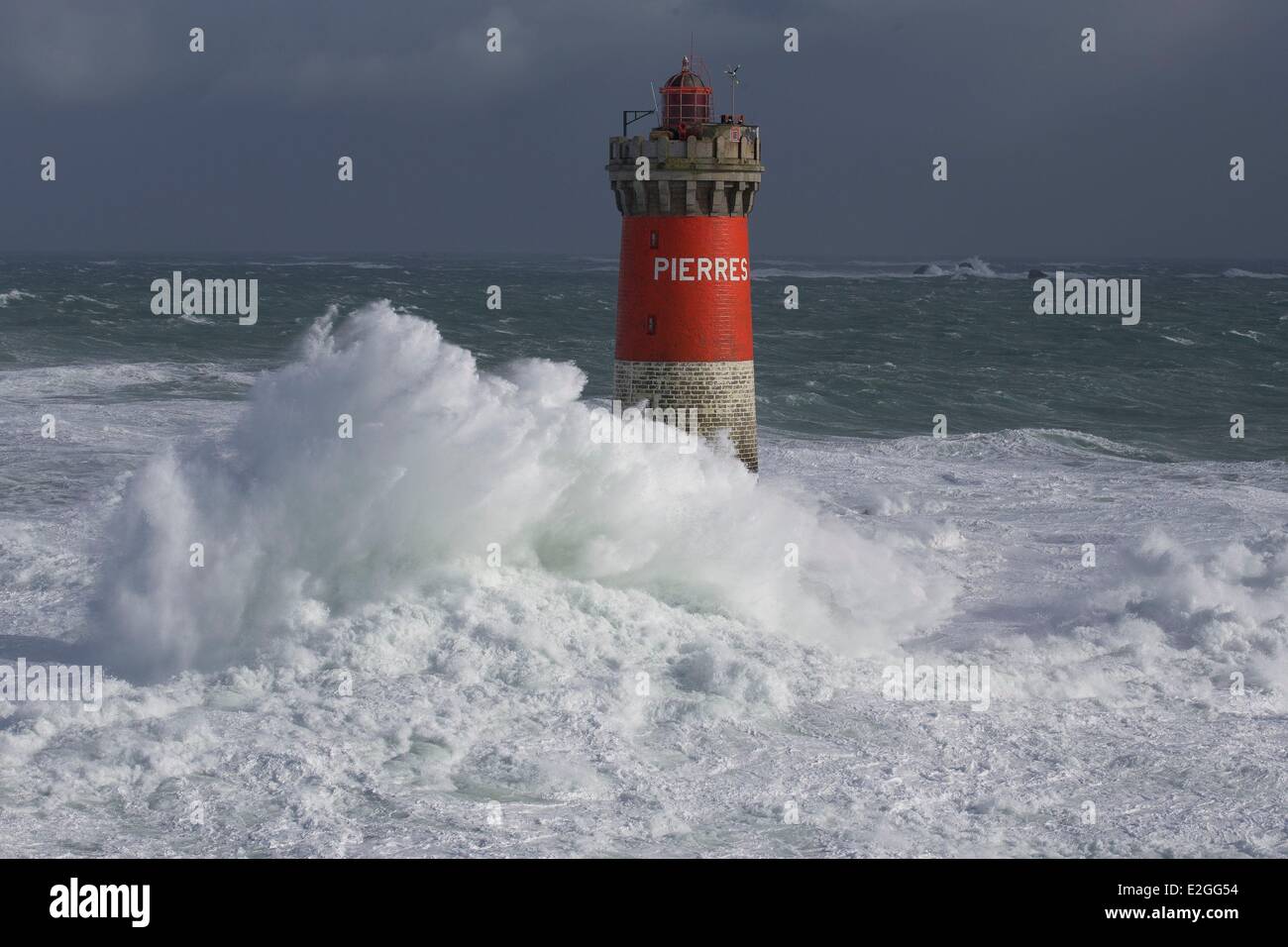 Finistere Mer d'Iroise 8 février 2014 Grande-Bretagne phare en pleine