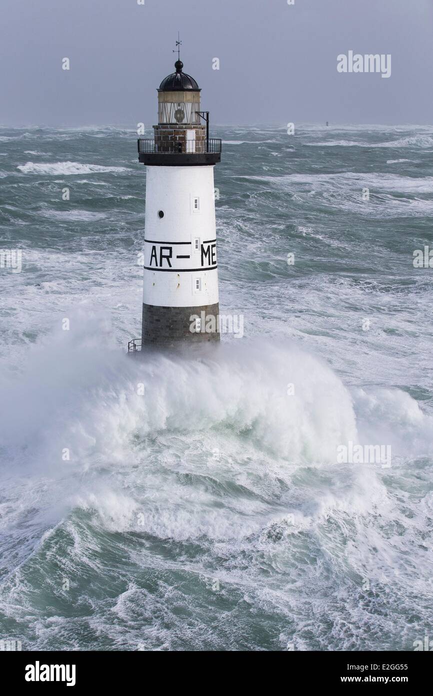 Photo De Phare En Pleine Tempete Finistere Mer d'Iroise 8 février 2014 Grande-Bretagne phare en pleine  tempête tempête au cours de Ruth Armen Lighthouse (vue aérienne Photo Stock  - Alamy