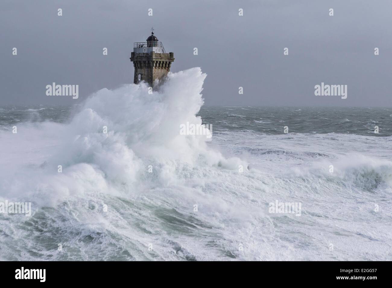 Finistere Mer d'Iroise 8 février 2014 Grande-Bretagne phare en pleine tempête tempête au cours de Ruth phare de la Vieille (vue aérienne) Banque D'Images